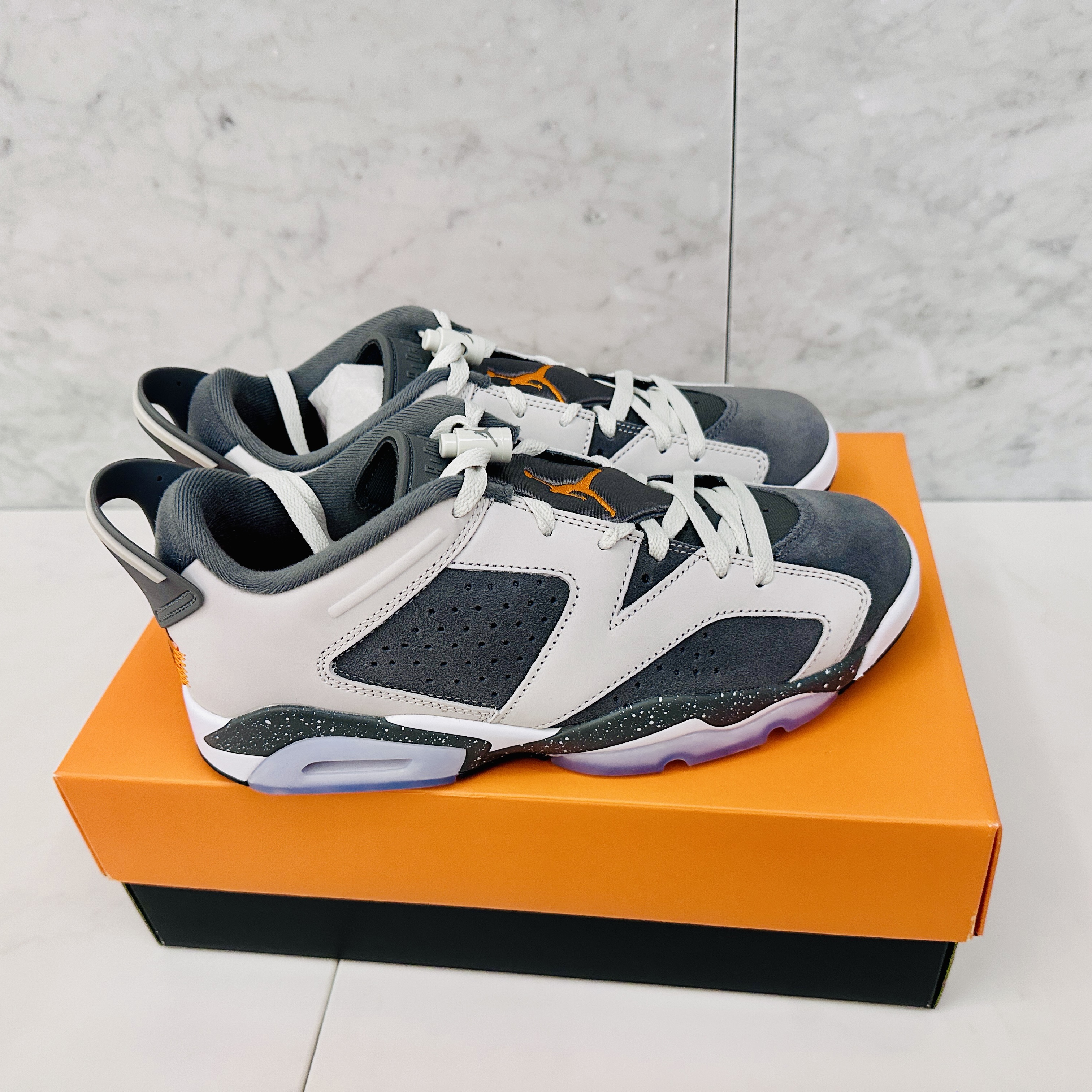 Jordan 6 x Paris Saint-Germain Retro Low Light Bone Magma Orange 착용 스타일 - 4
