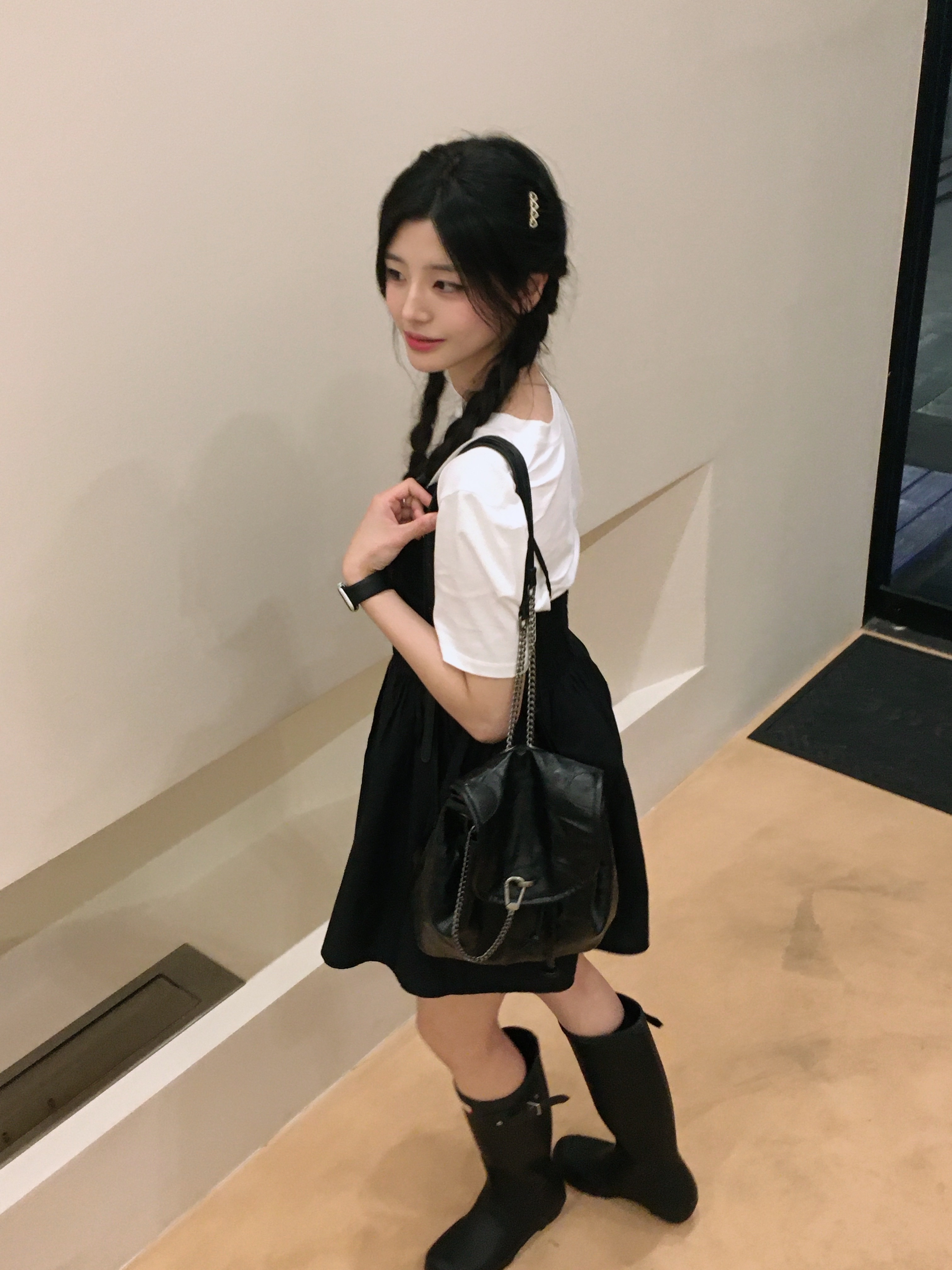 (W) Hunter Original Tall Rain Boots Black, Zara Soft Backpack Rock Black 착용 스타일 - 4