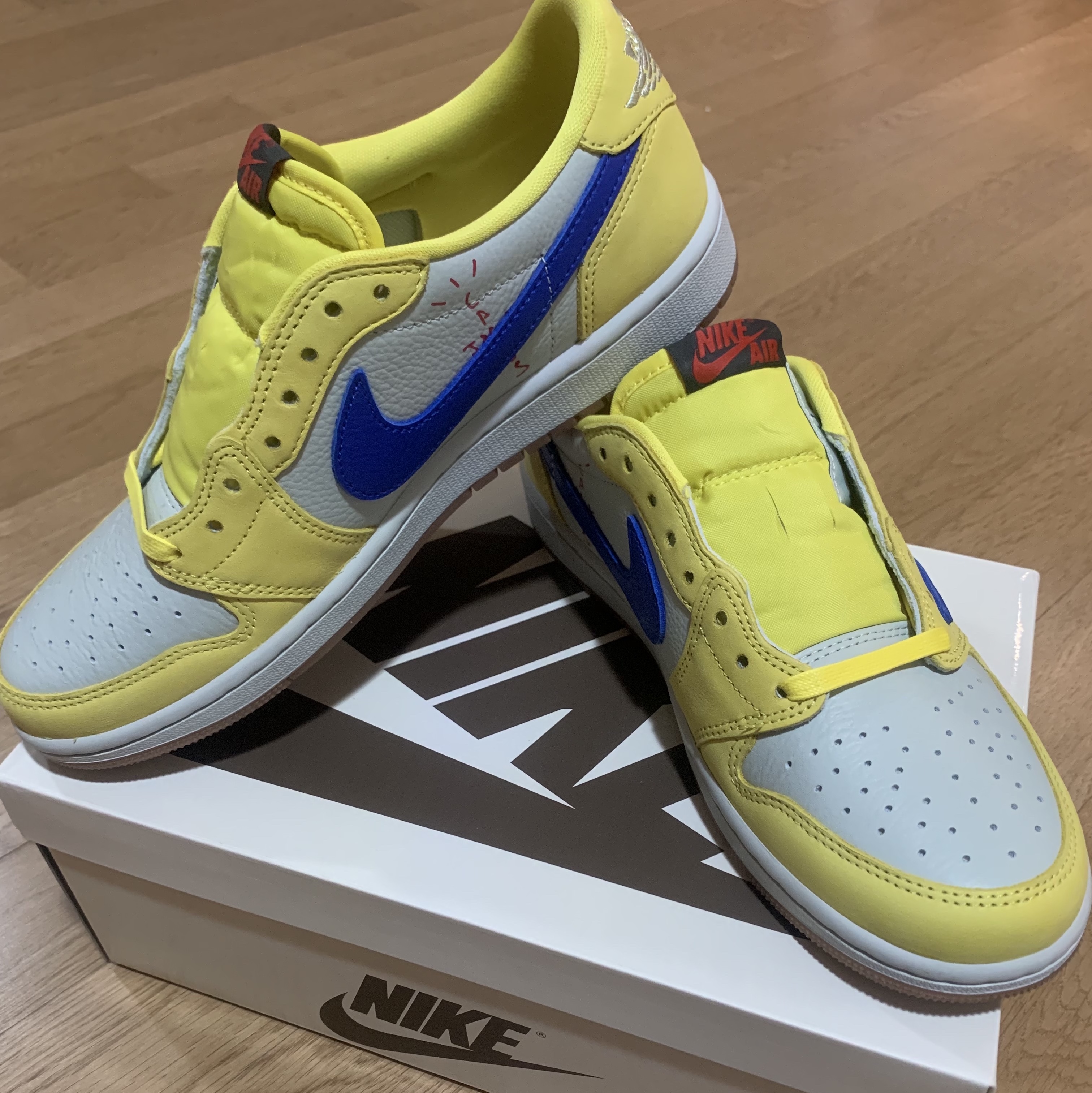 (W) Jordan 1 x Travis Scott Retro Low OG SP Canary 착용 스타일 - 1