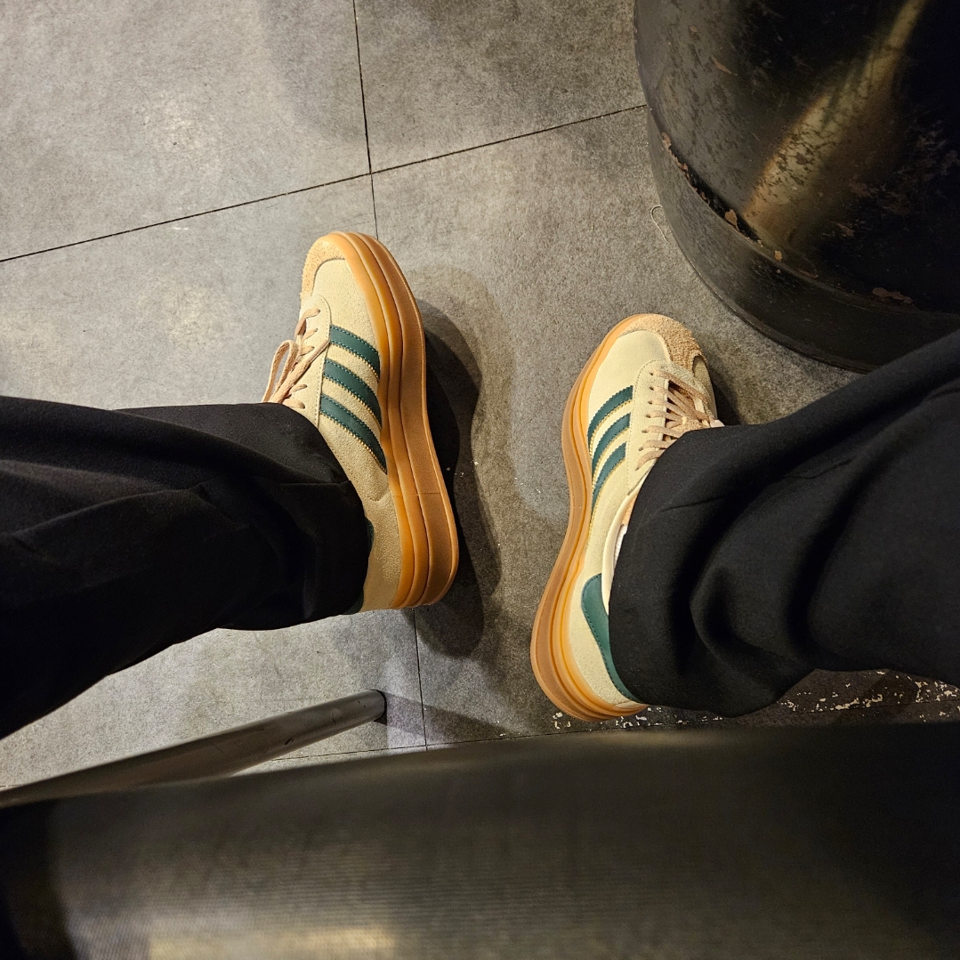 (W) Adidas Gazelle Bold Cream White Collegiate Green 착용 스타일 - 1
