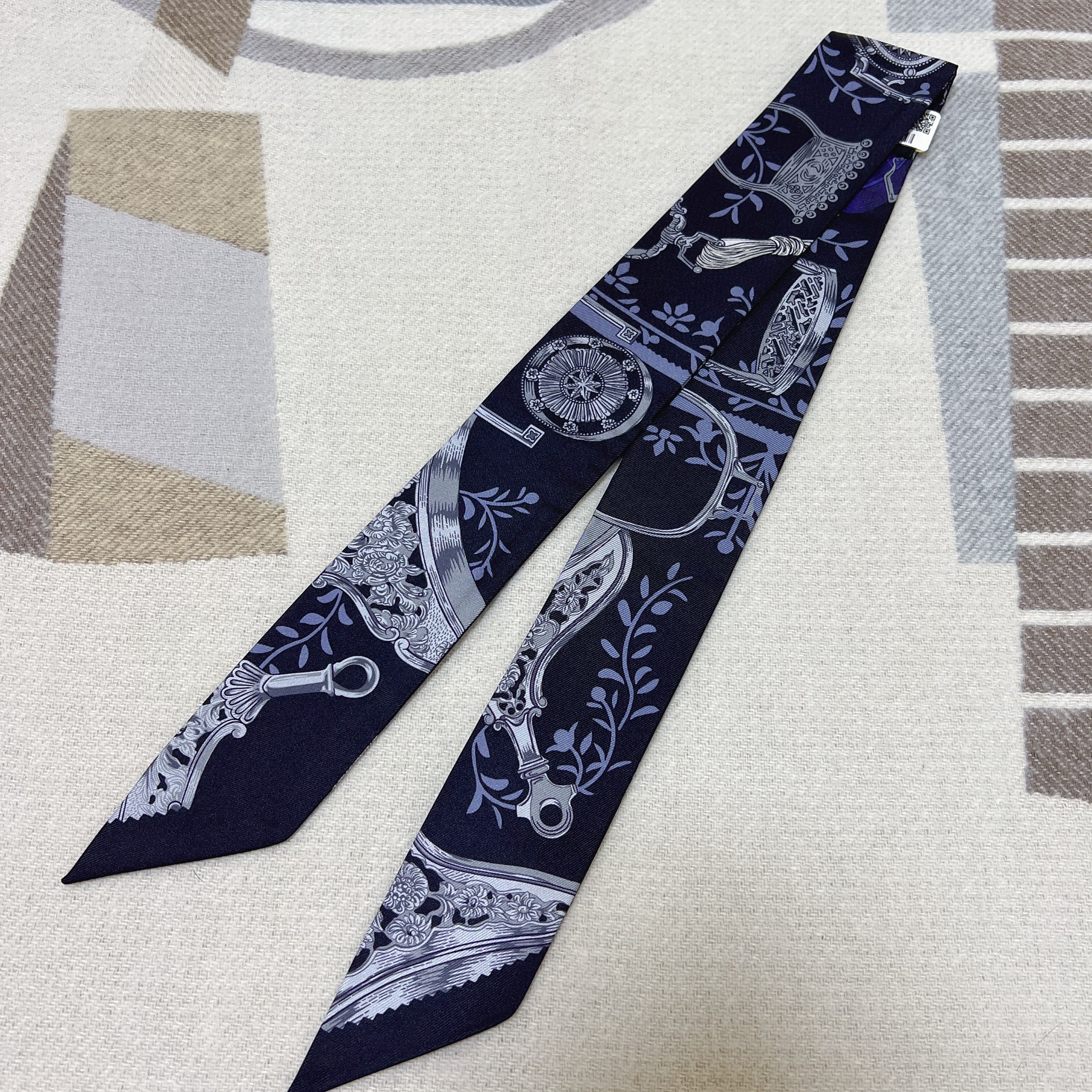 (W) Hermes Etiers Remix Twilly Noir Ciel Argent 착용 스타일 - 4