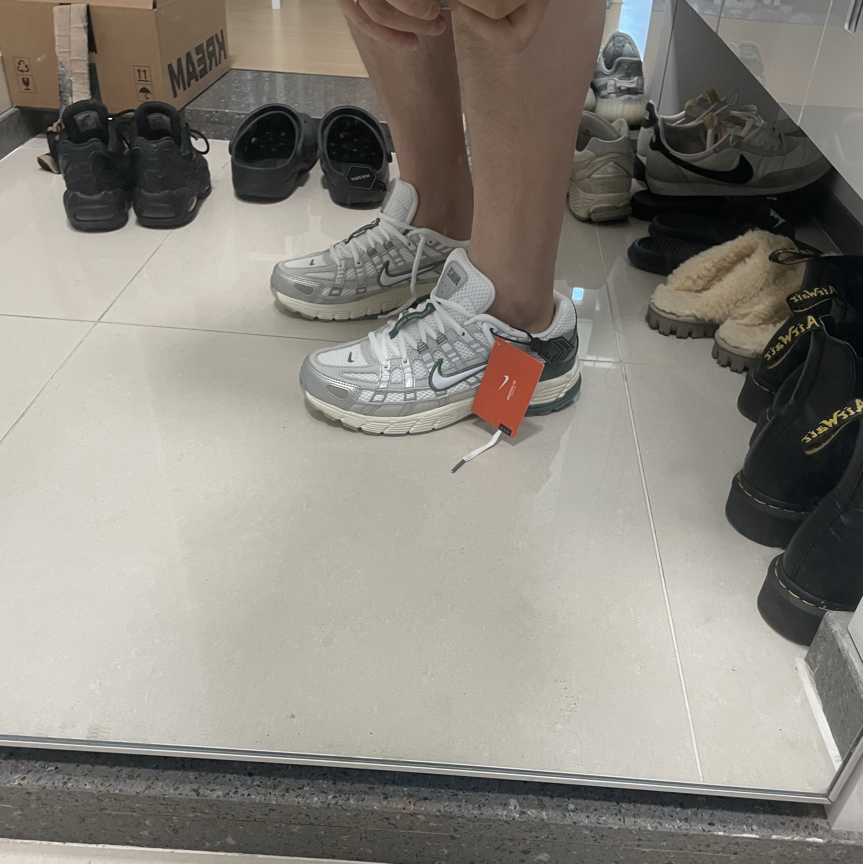 Nike P-6000 Light Bone White Metallic Silver 착용 스타일 - 2