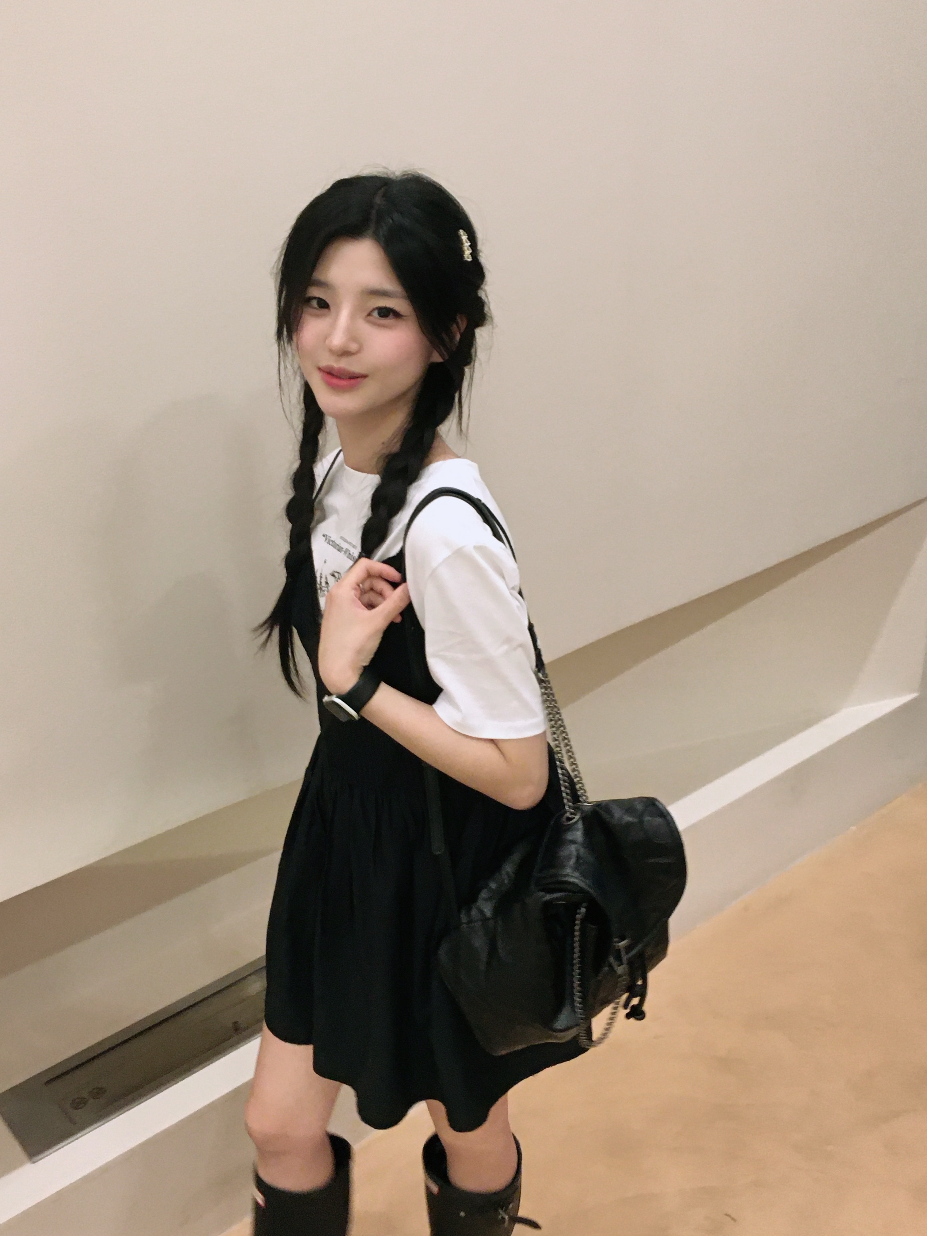 (W) Hunter Original Tall Rain Boots Black, Zara Soft Backpack Rock Black 착용 스타일 - 2