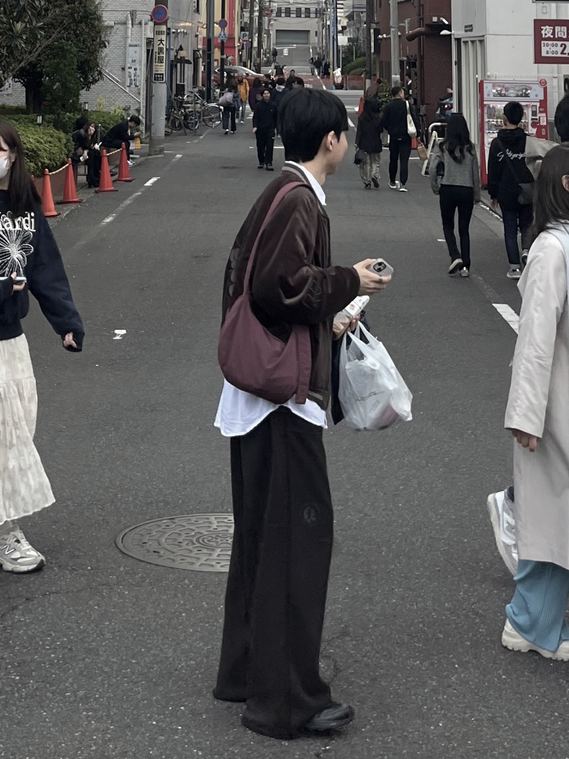 Polyteru x HANK Velvet Souvenir Jacket Brown - 23FW, Polyteru Human Index Index Cargo Pants Black 착용 스타일 - 1