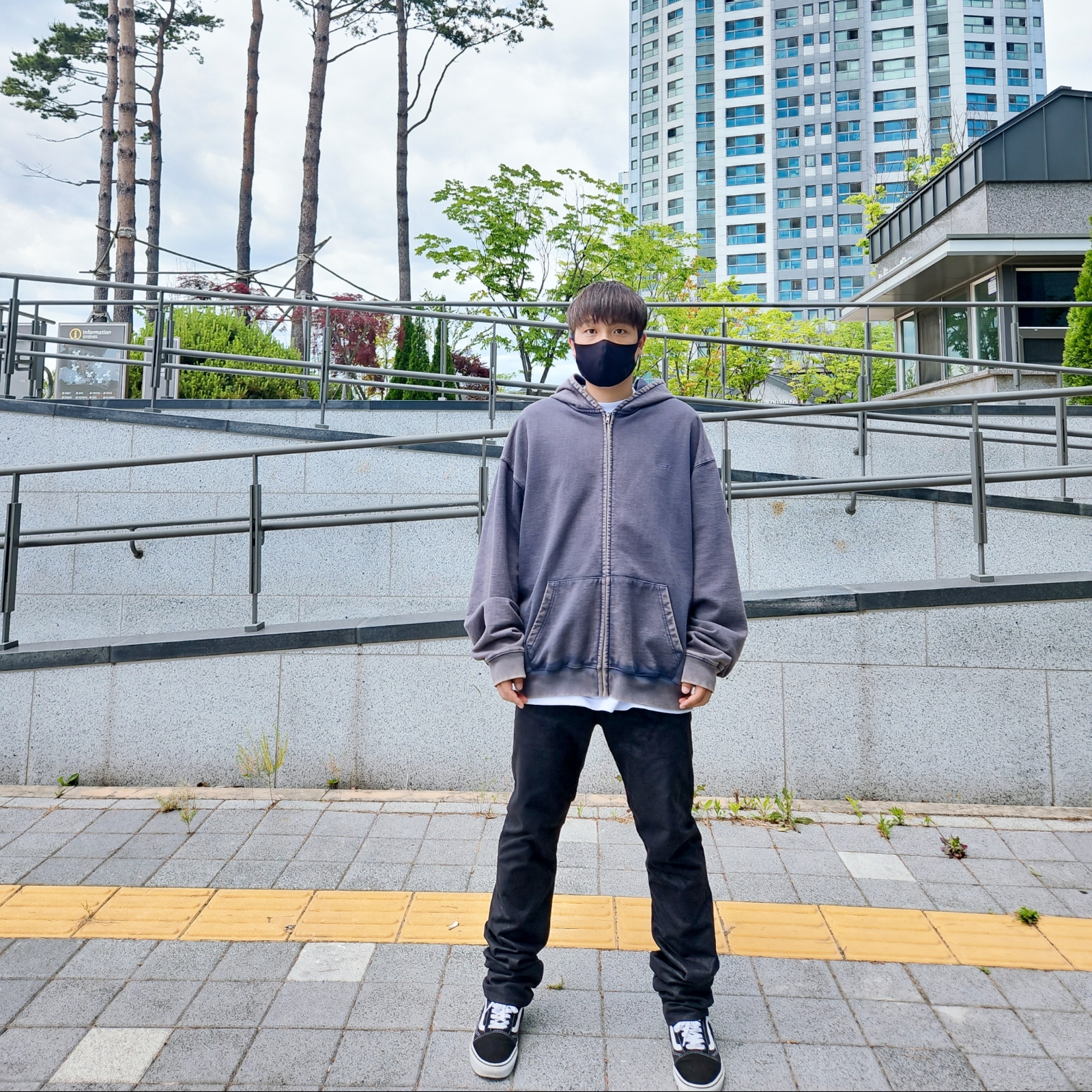 Farfromwhat Far Washed Small Logo Hoodie Zip-Up Navy 착용 스타일 - 2
