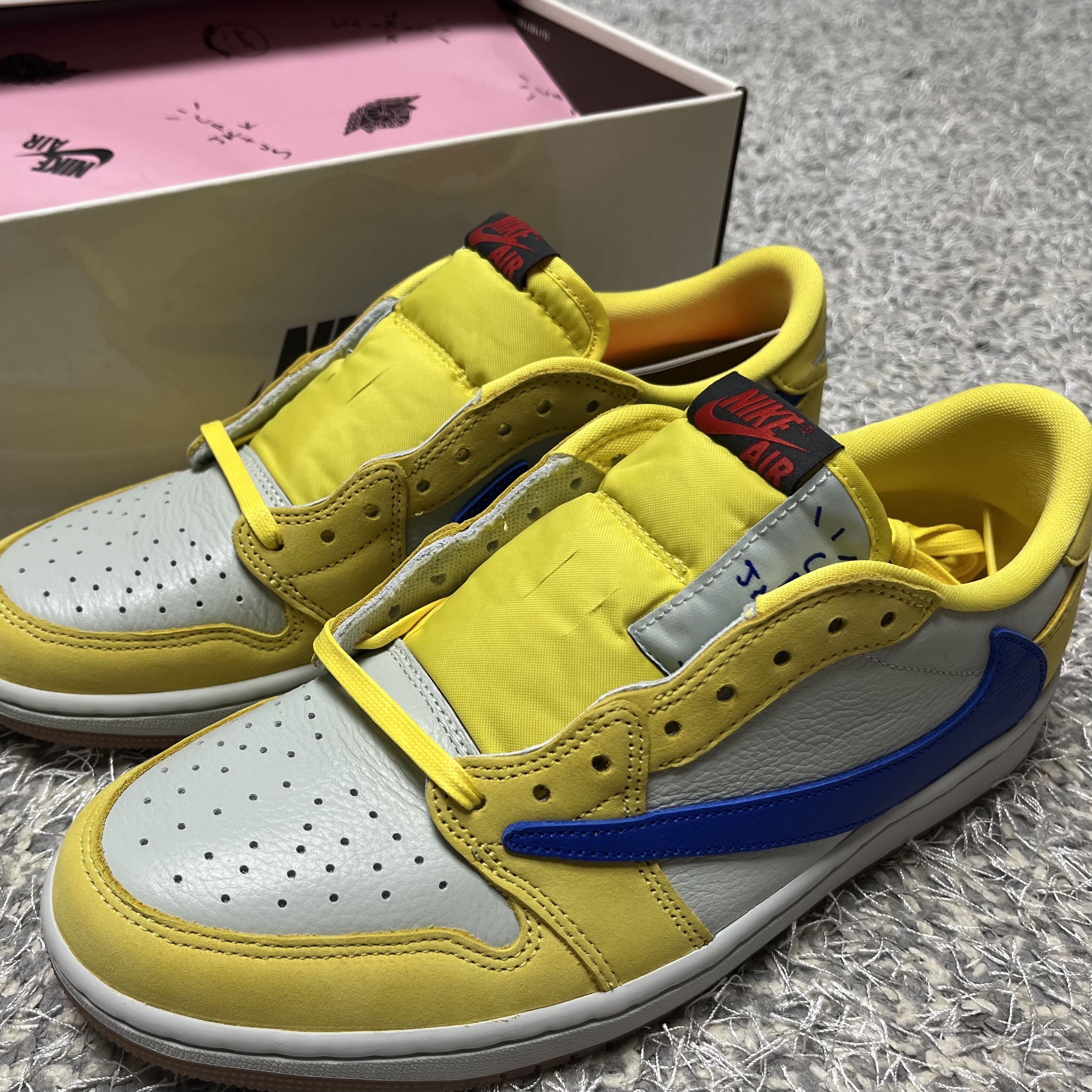 (W) Jordan 1 x Travis Scott Retro Low OG SP Canary 착용 스타일 - 2