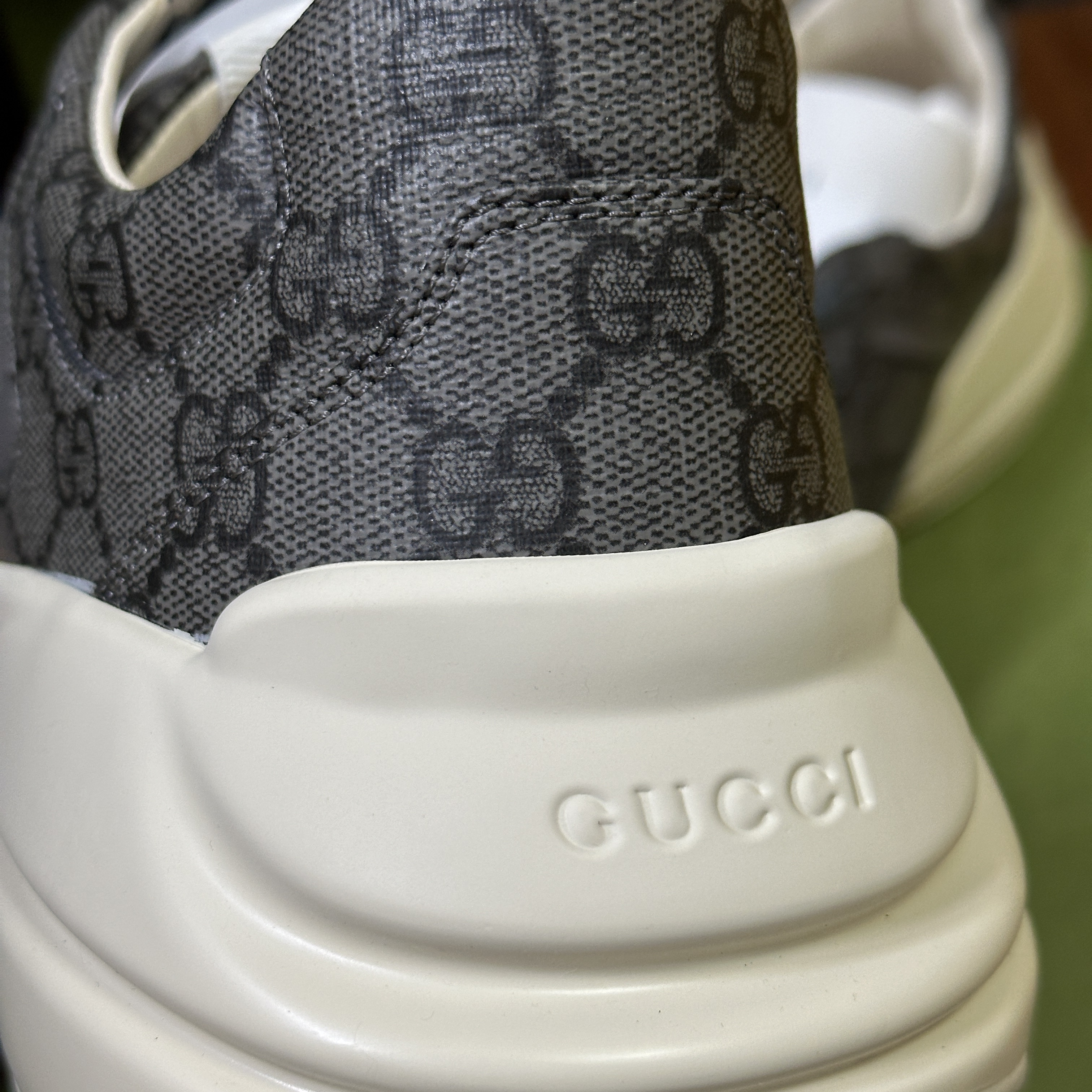 Gucci Rhyton Sneaker Grey Black 착용 스타일 - 3