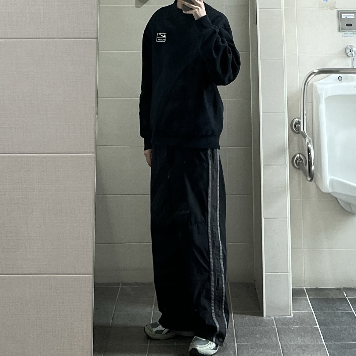 Nike x Stussy NRG Washed Fleece Crewneck Black (DO5310-010), Polyteru Human Index Human Regular 1/2 T-Shirt Dyed Gray 착용 스타일 - 1