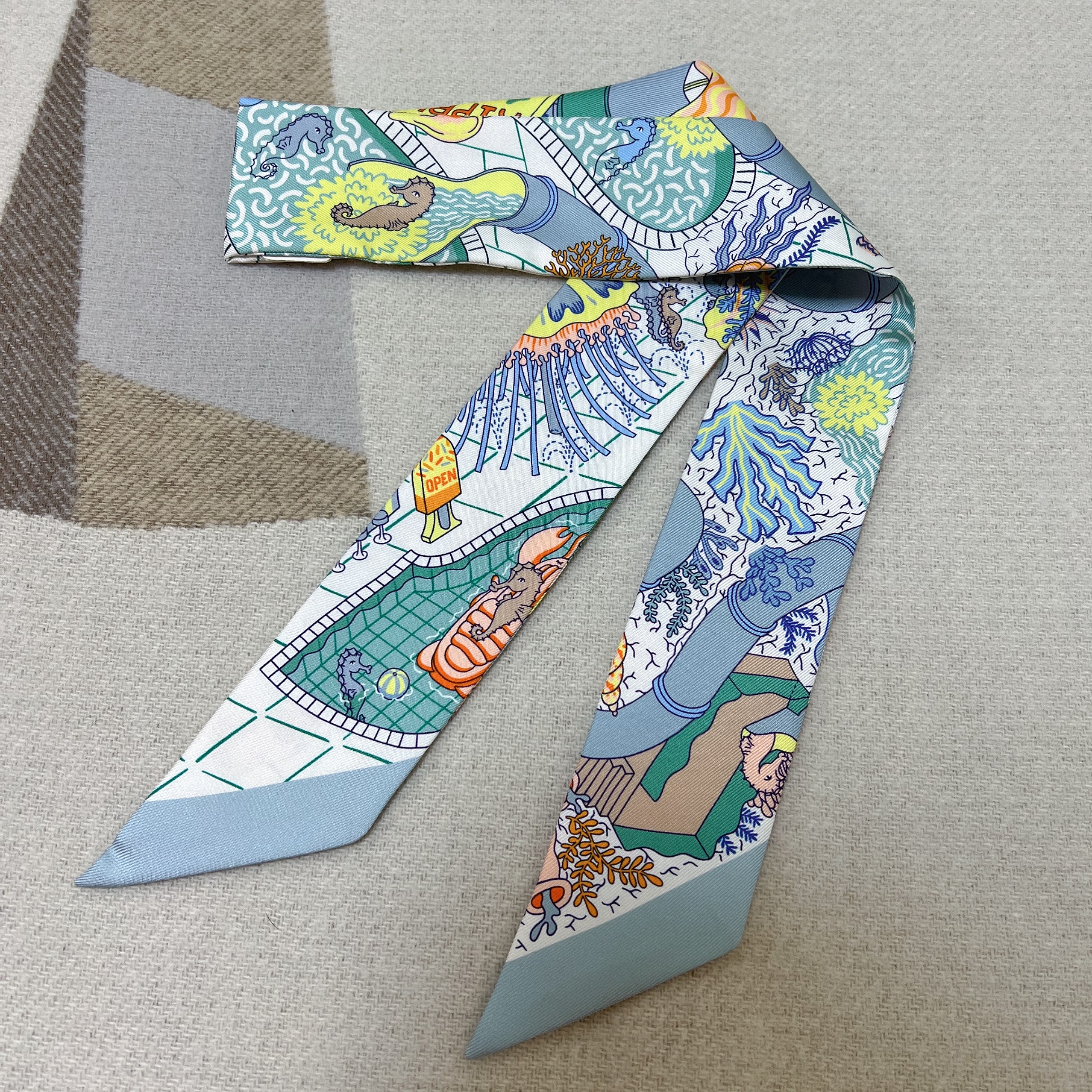 (W) Hermes Splash Park Twilly Vert De Gris Jaune Bleu 착용 스타일 - 3
