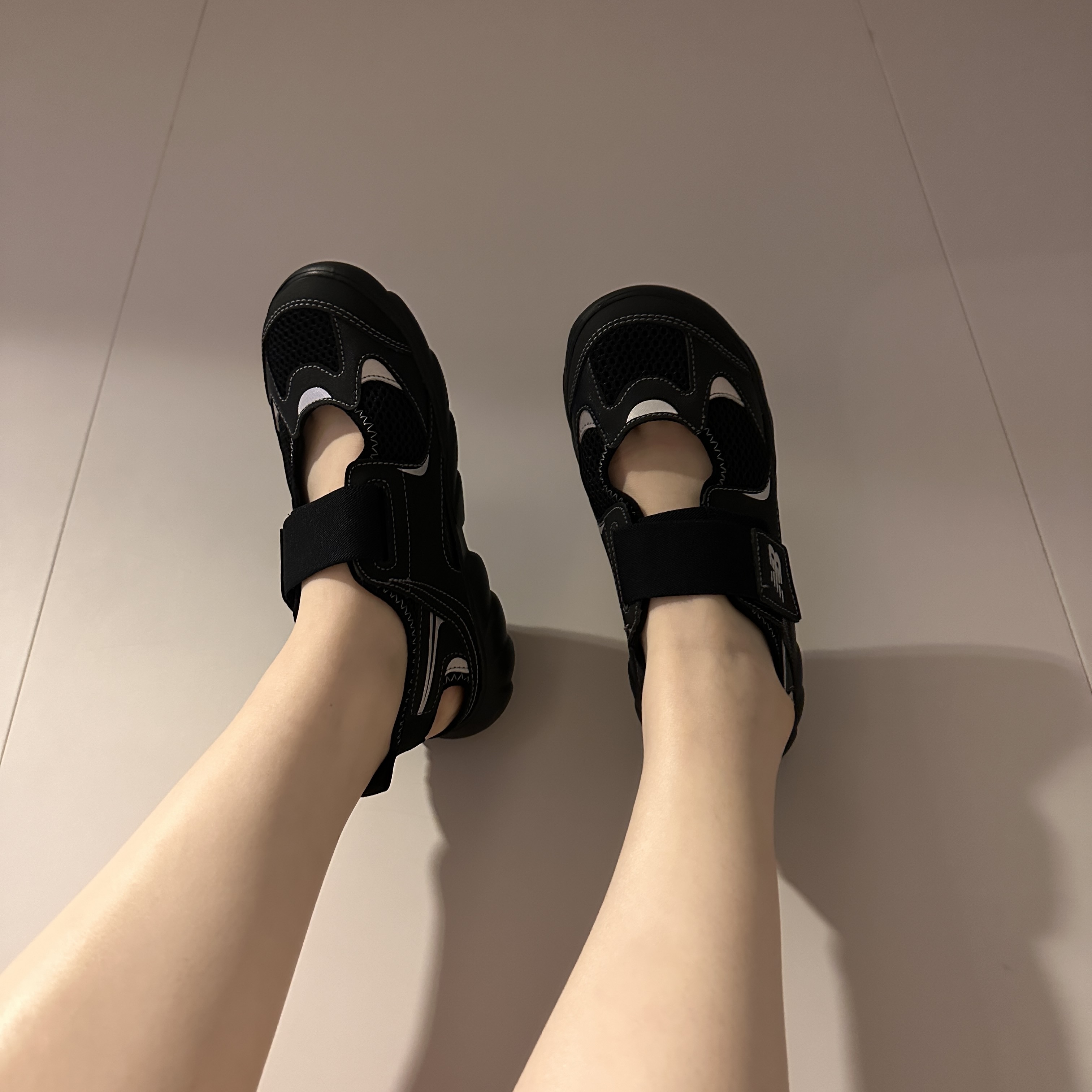 (Kids) New Balance Freedle 920 Sandal Black 착용 스타일