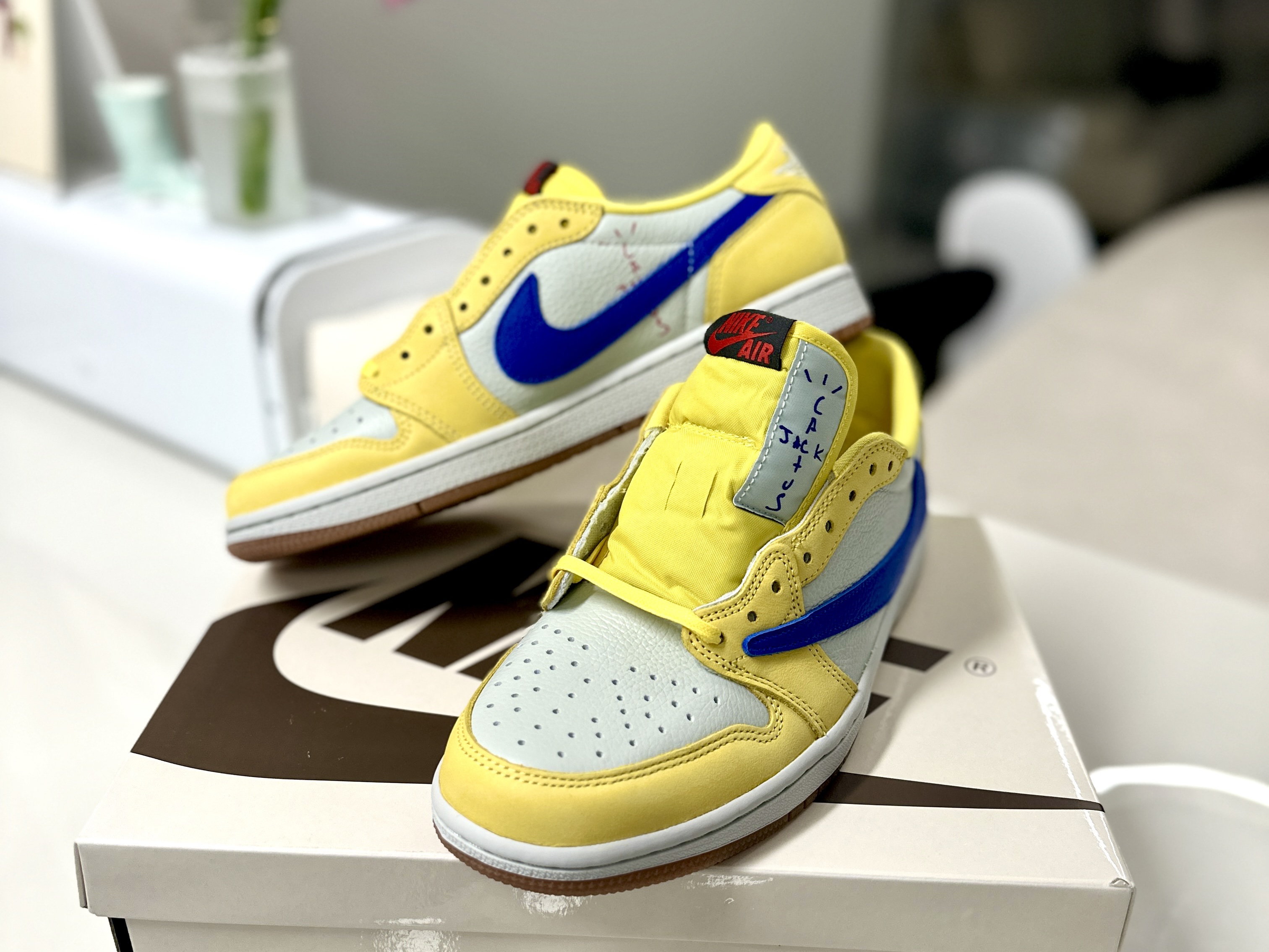 (W) Jordan 1 x Travis Scott Retro Low OG SP Canary 착용 스타일 - 2