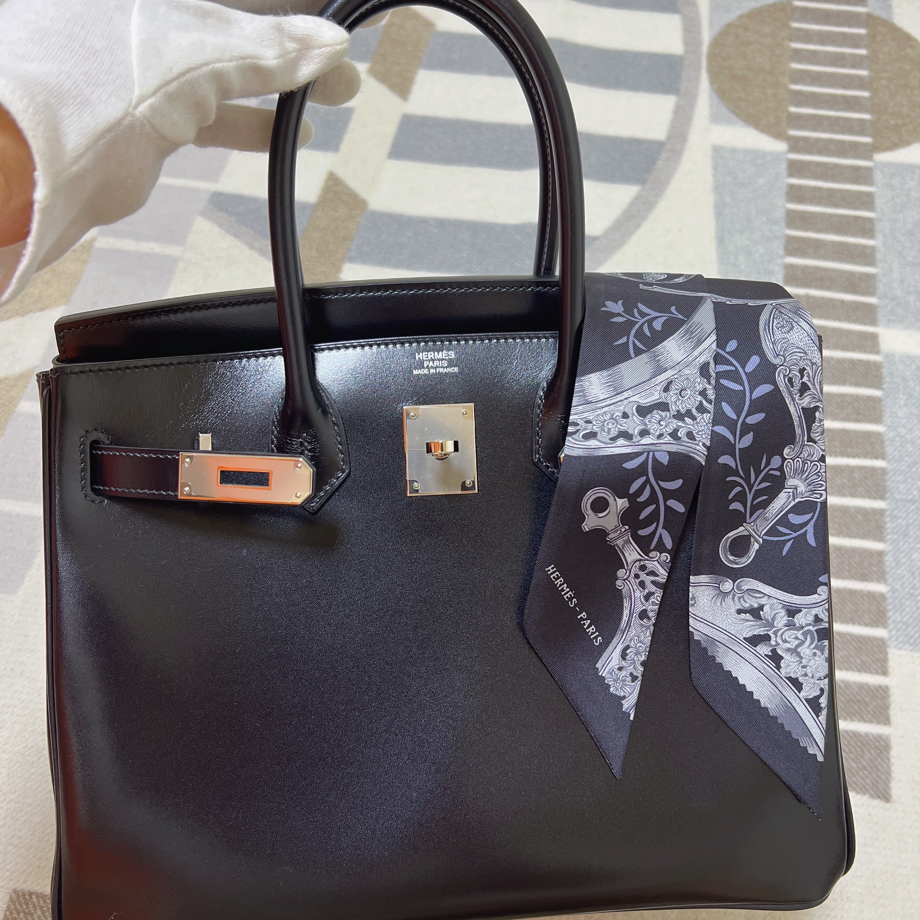 (W) Hermes Etiers Remix Twilly Noir Ciel Argent 착용 스타일 - 1