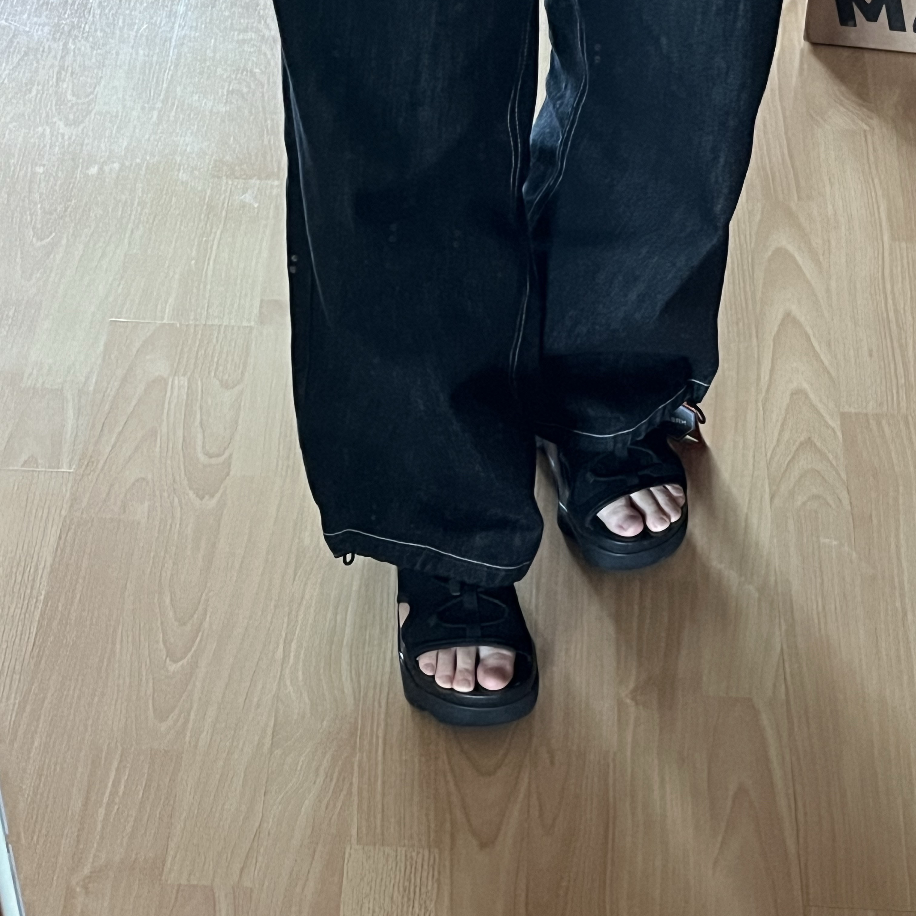 (W) Nike Air Max Koko Sandal Black 착용 스타일 - 1