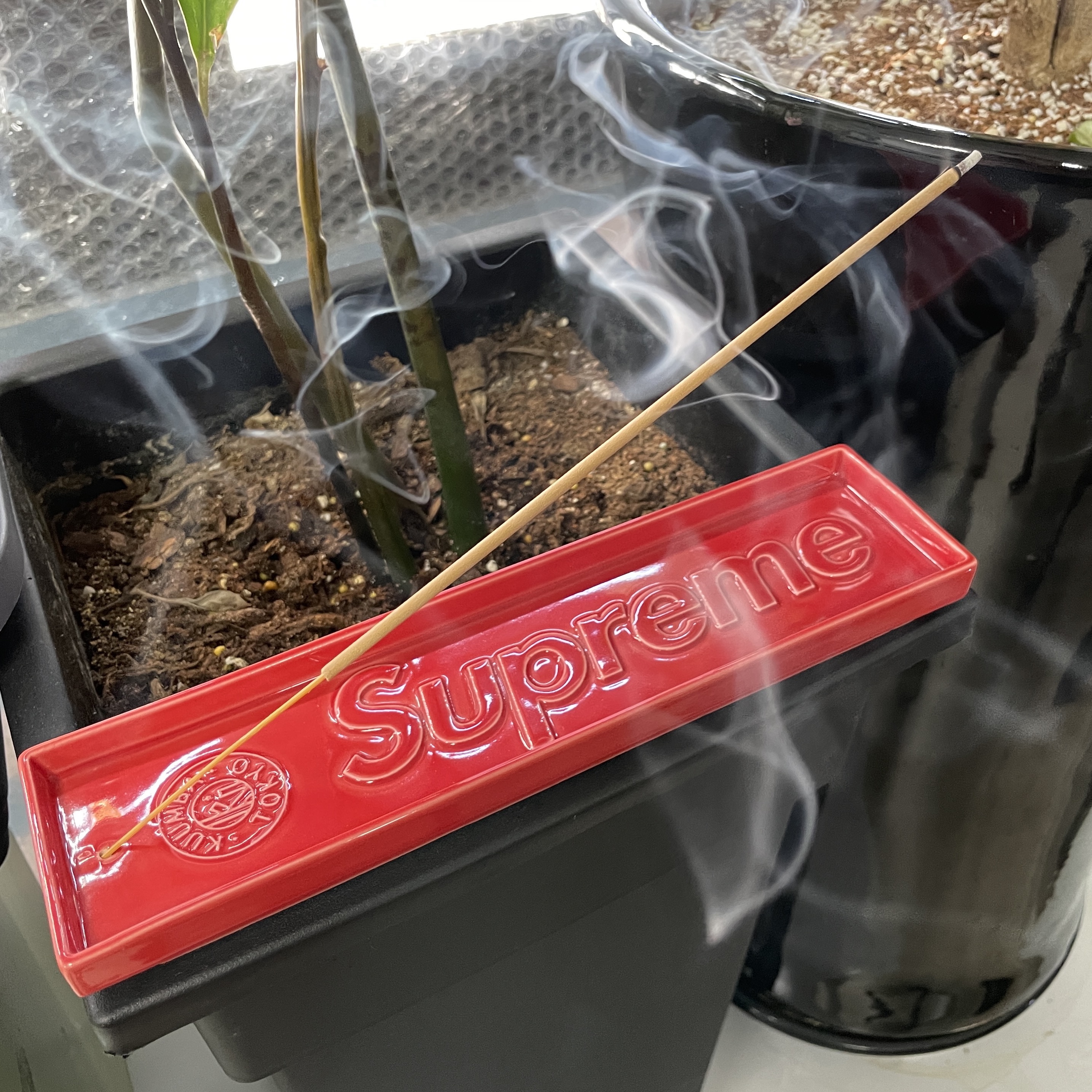 Supreme Kuumba Incense Tray Red - 24SS 착용 스타일 - 1