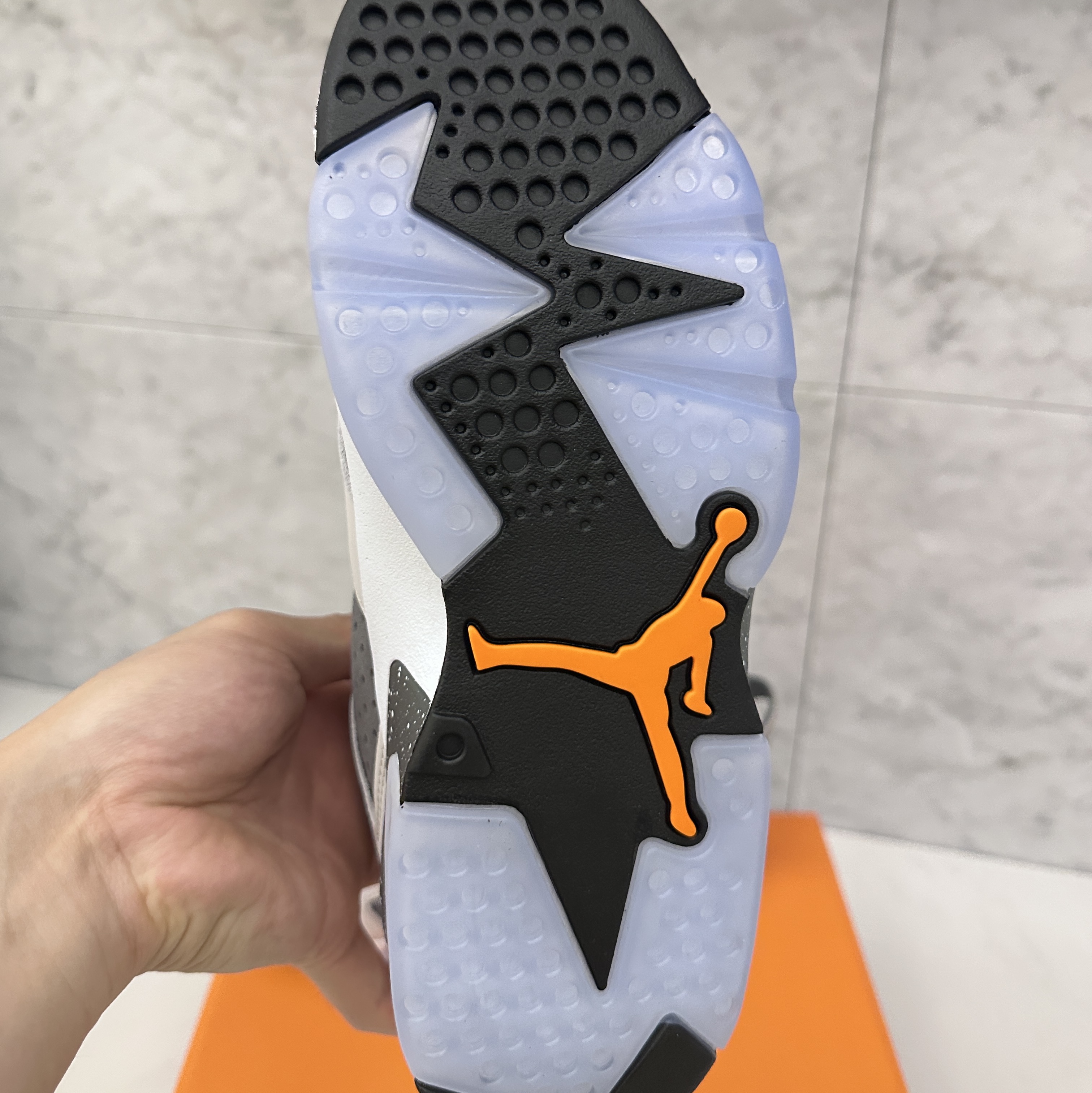 Jordan 6 x Paris Saint-Germain Retro Low Light Bone Magma Orange 착용 스타일 - 5