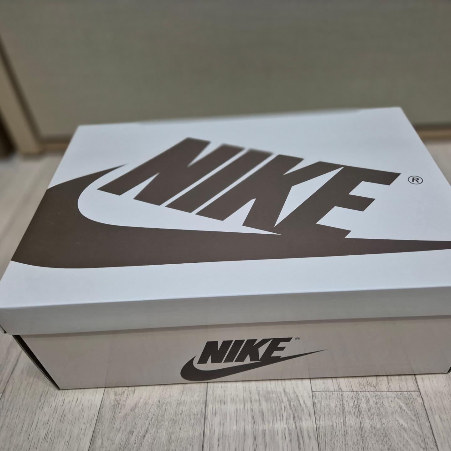 (W) Jordan 1 x Travis Scott Retro Low OG SP Canary 착용 스타일 - 1