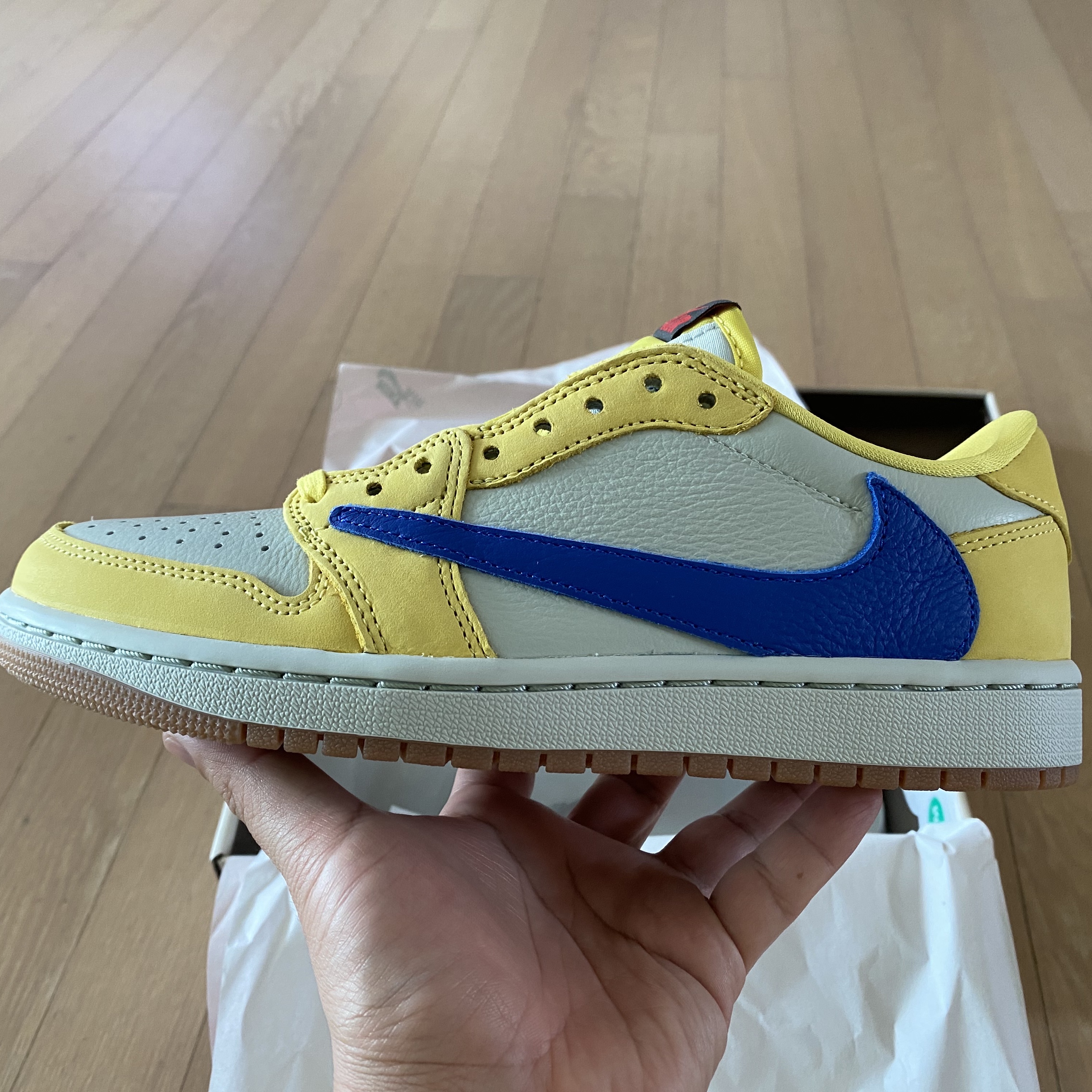 (W) Jordan 1 x Travis Scott Retro Low OG SP Canary 착용 스타일 - 1