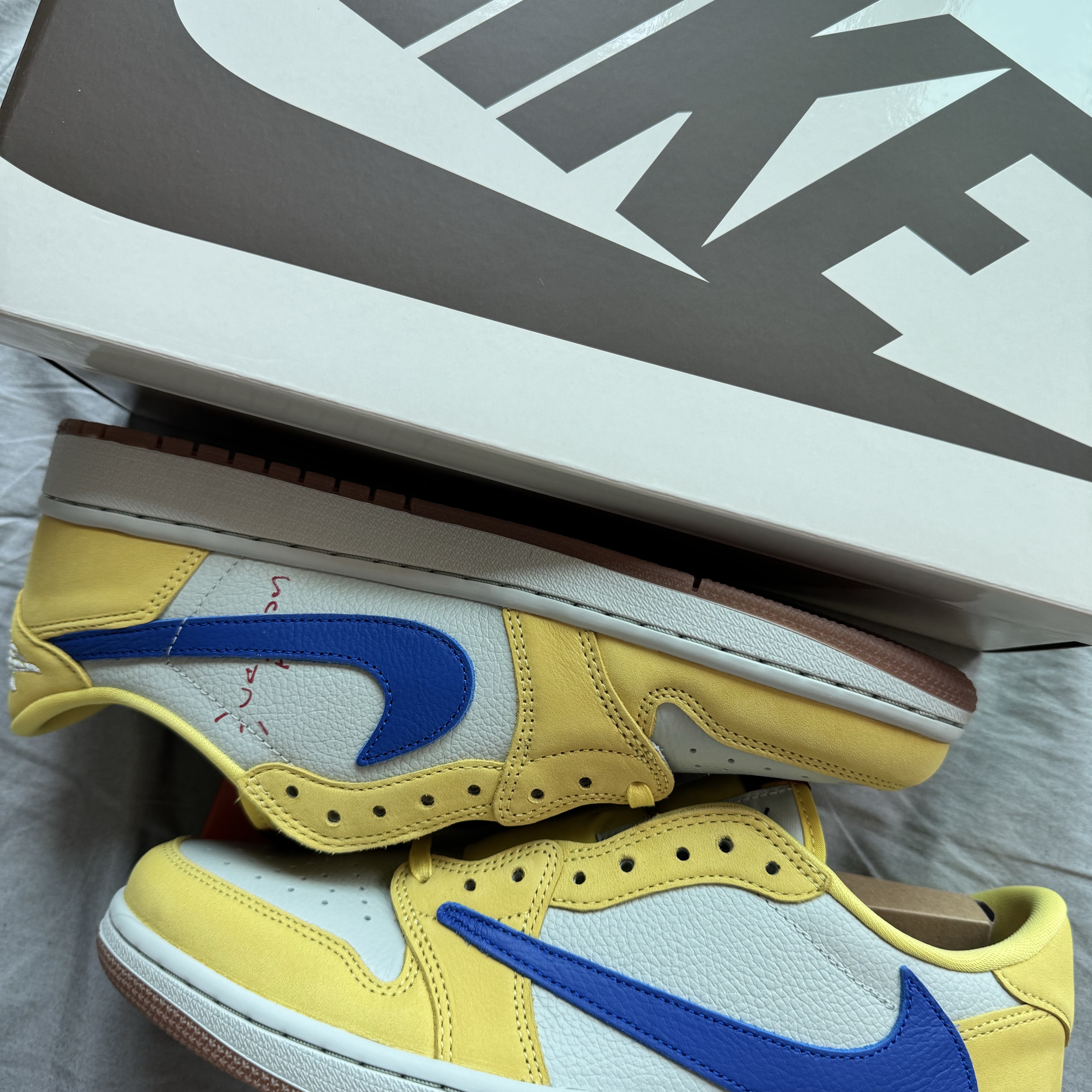 (W) Jordan 1 x Travis Scott Retro Low OG SP Canary 착용 스타일 - 1