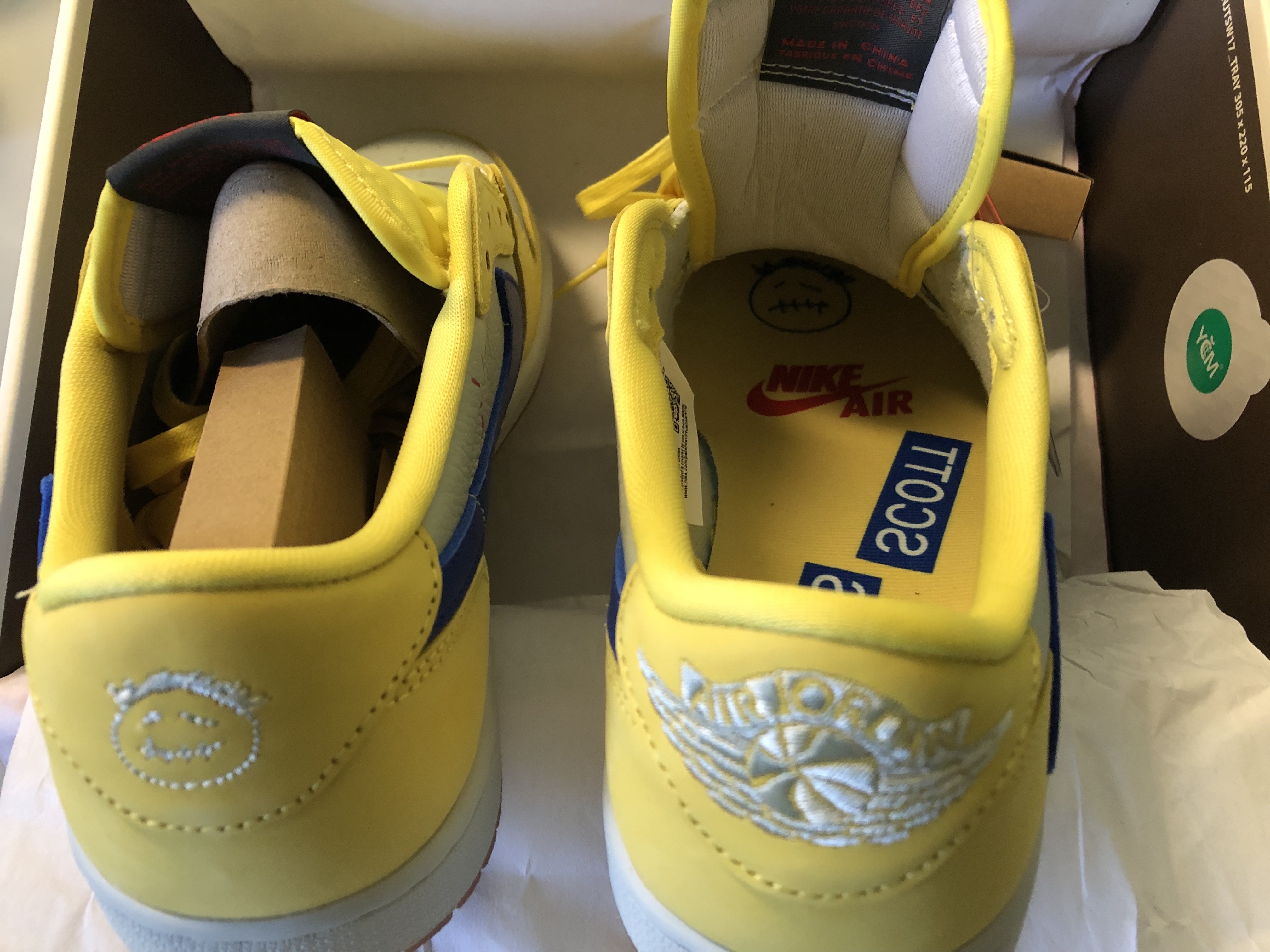 (W) Jordan 1 x Travis Scott Retro Low OG SP Canary 착용 스타일 - 2