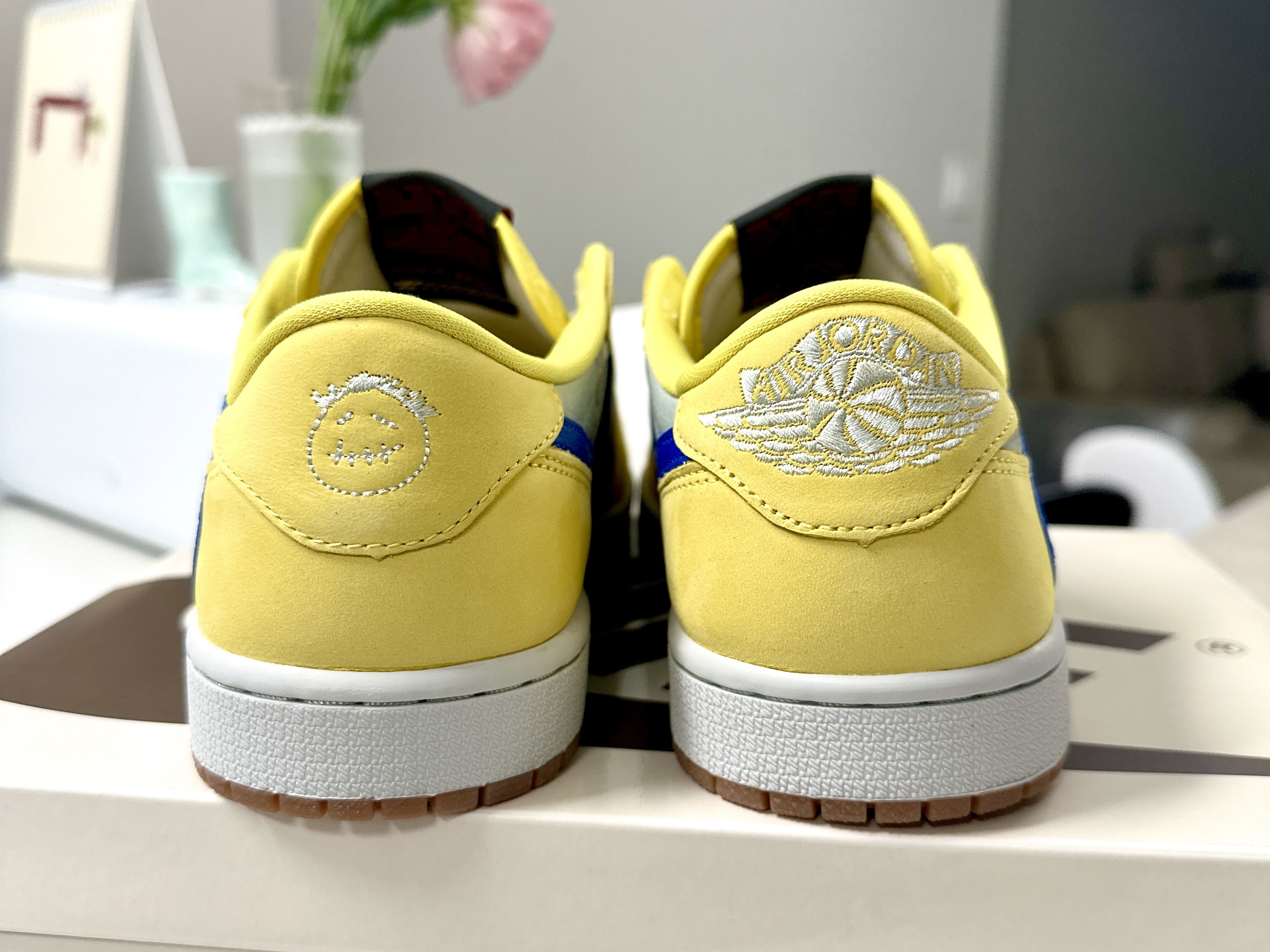 (W) Jordan 1 x Travis Scott Retro Low OG SP Canary 착용 스타일 - 3