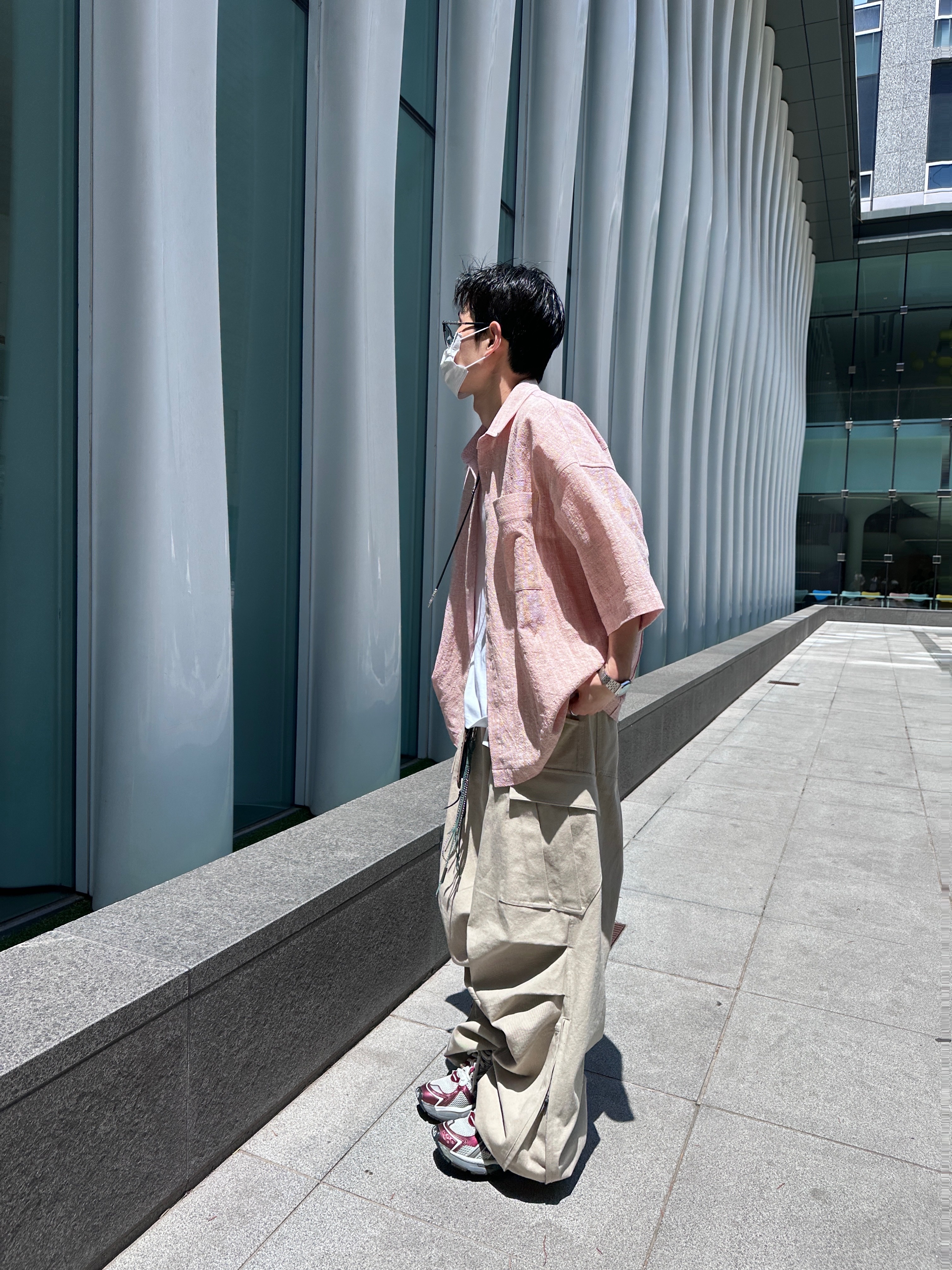 Nonnod Side Zip Cargo Pants Beige 착용 스타일 - 1