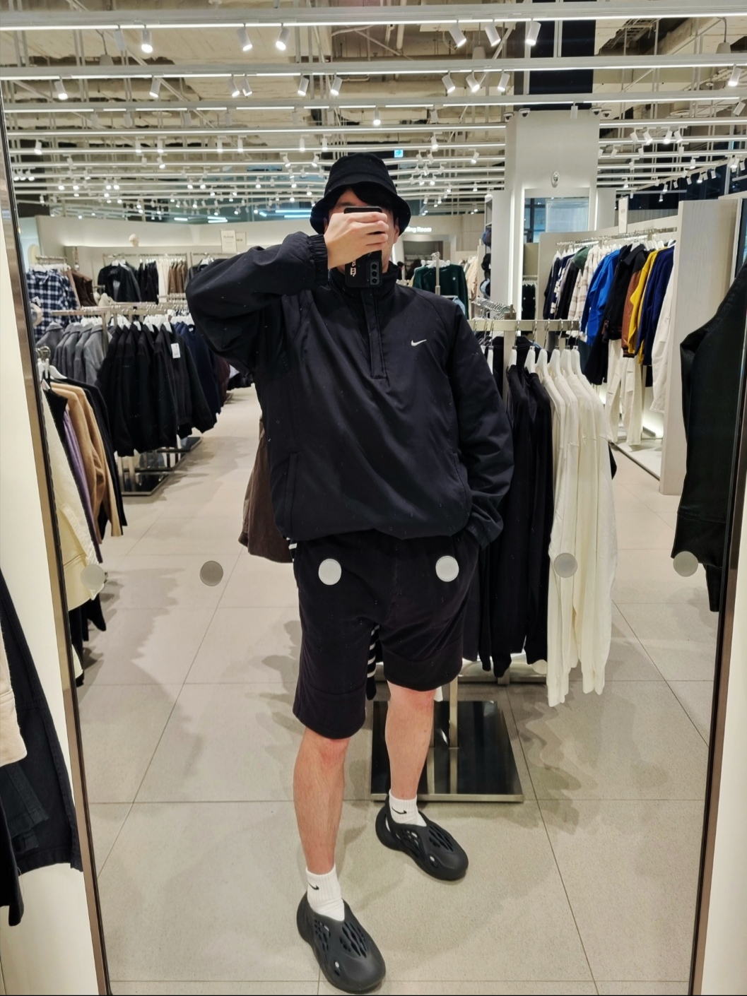 Adidas Yeezy Foam RNNR Onyx, Nike Everyday Cushioned Training Ankle Socks White (3 Pack/Korean Ver.) 착용 스타일