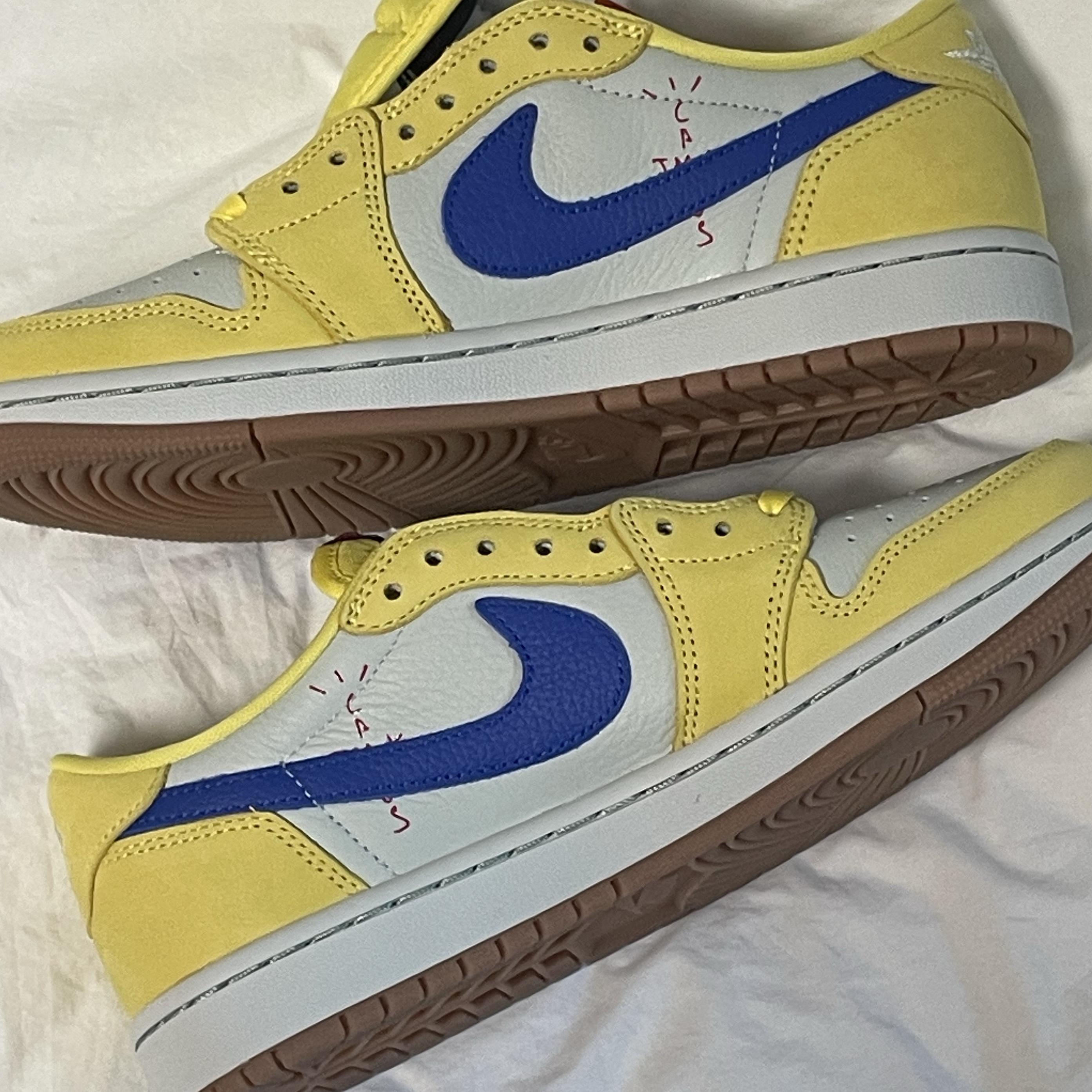 (W) Jordan 1 x Travis Scott Retro Low OG SP Canary 착용 스타일 - 1