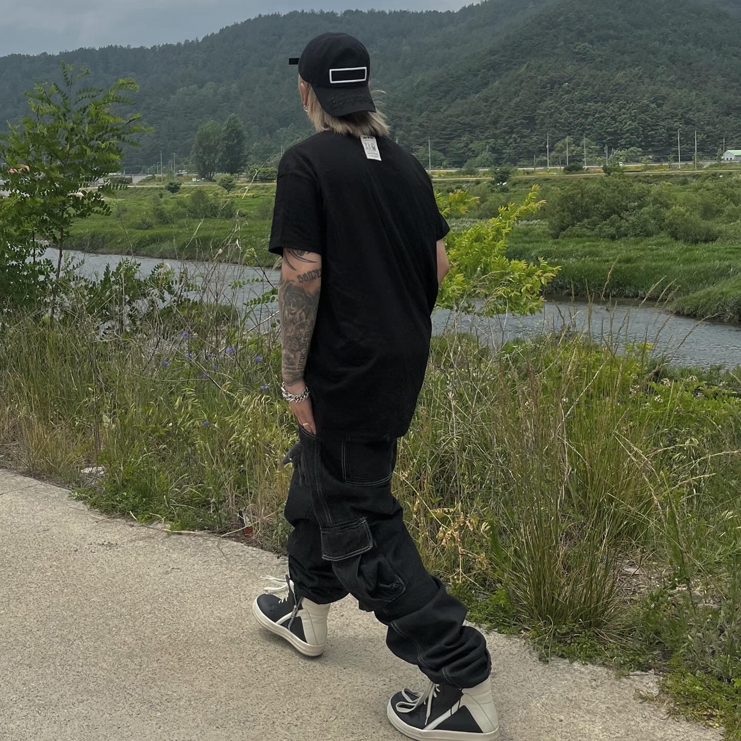 Rick Owens Geobasket Full Grain Calf Leather Strobe Sneakers Black Milk White, Jellycat Bashful Bunny Bag Charm Ink 착용 스타일 - 1