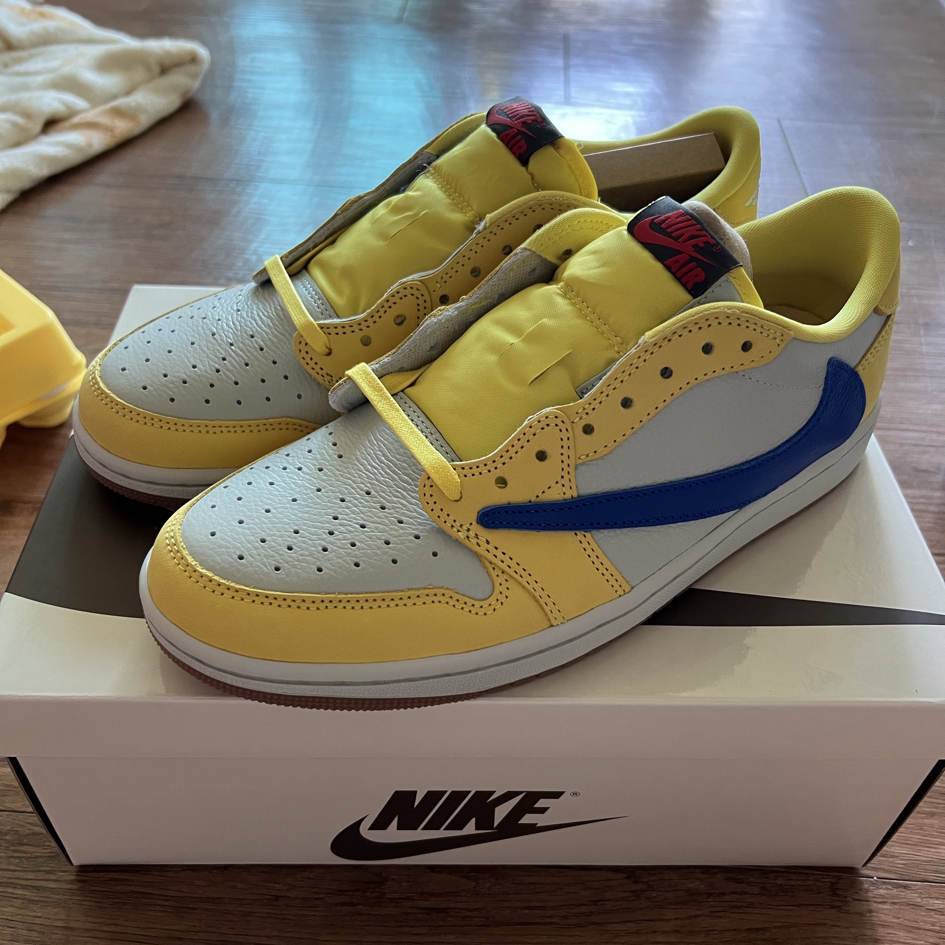 (W) Jordan 1 x Travis Scott Retro Low OG SP Canary 착용 스타일