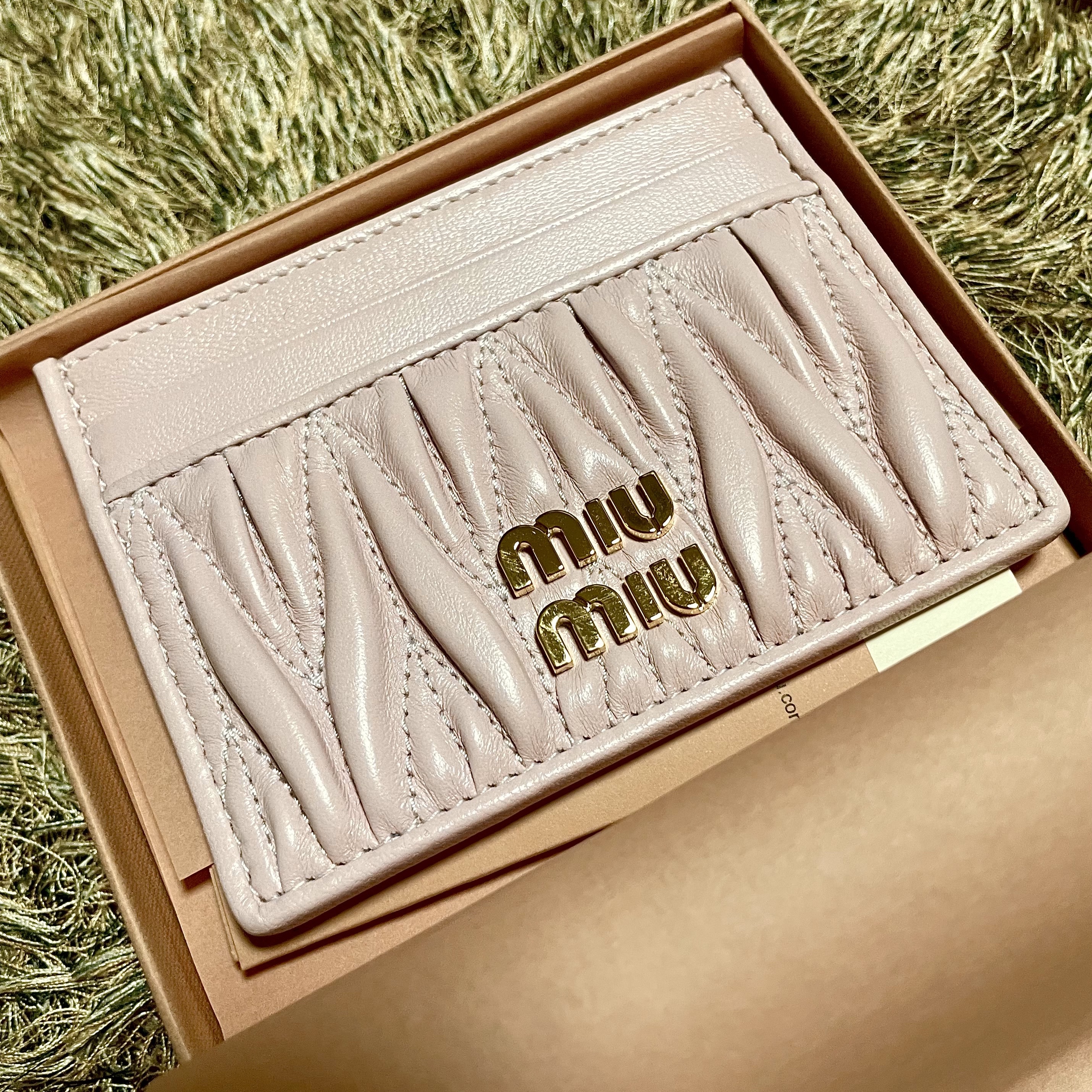 Miu Miu Matelasse Nappa Leather Card Holder Alabaster Pink 착용 스타일