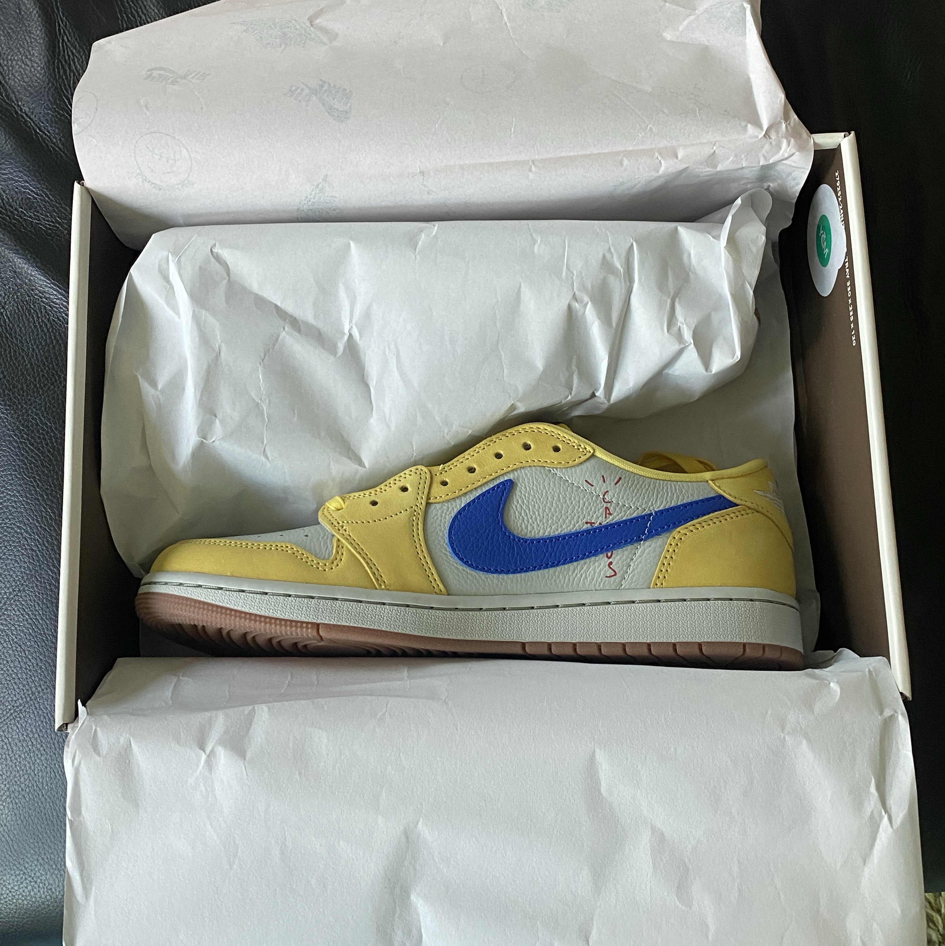 (W) Jordan 1 x Travis Scott Retro Low OG SP Canary 착용 스타일 - 3
