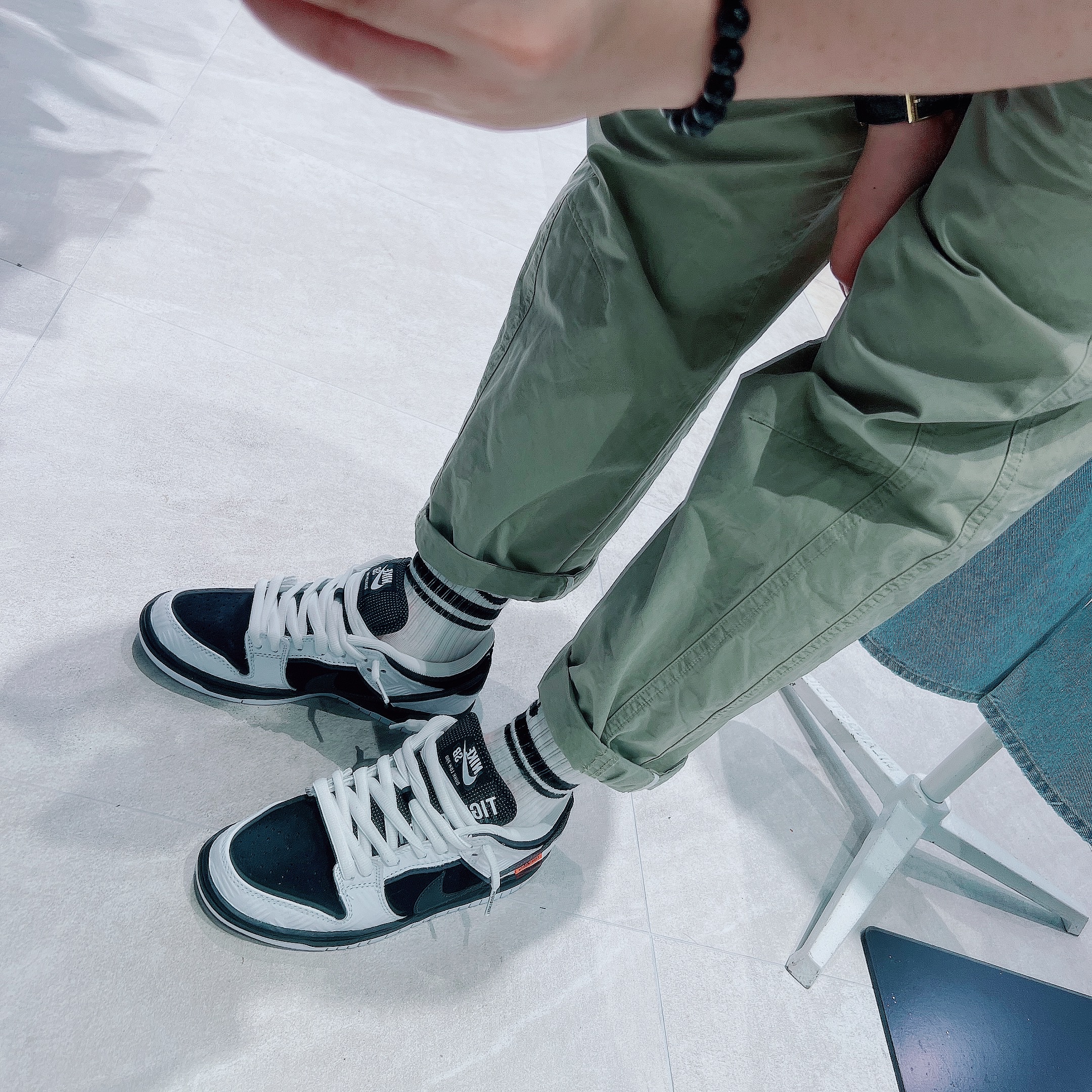 Nike x Tightbooth SB Dunk Low Pro Black and White 착용 스타일 - 3