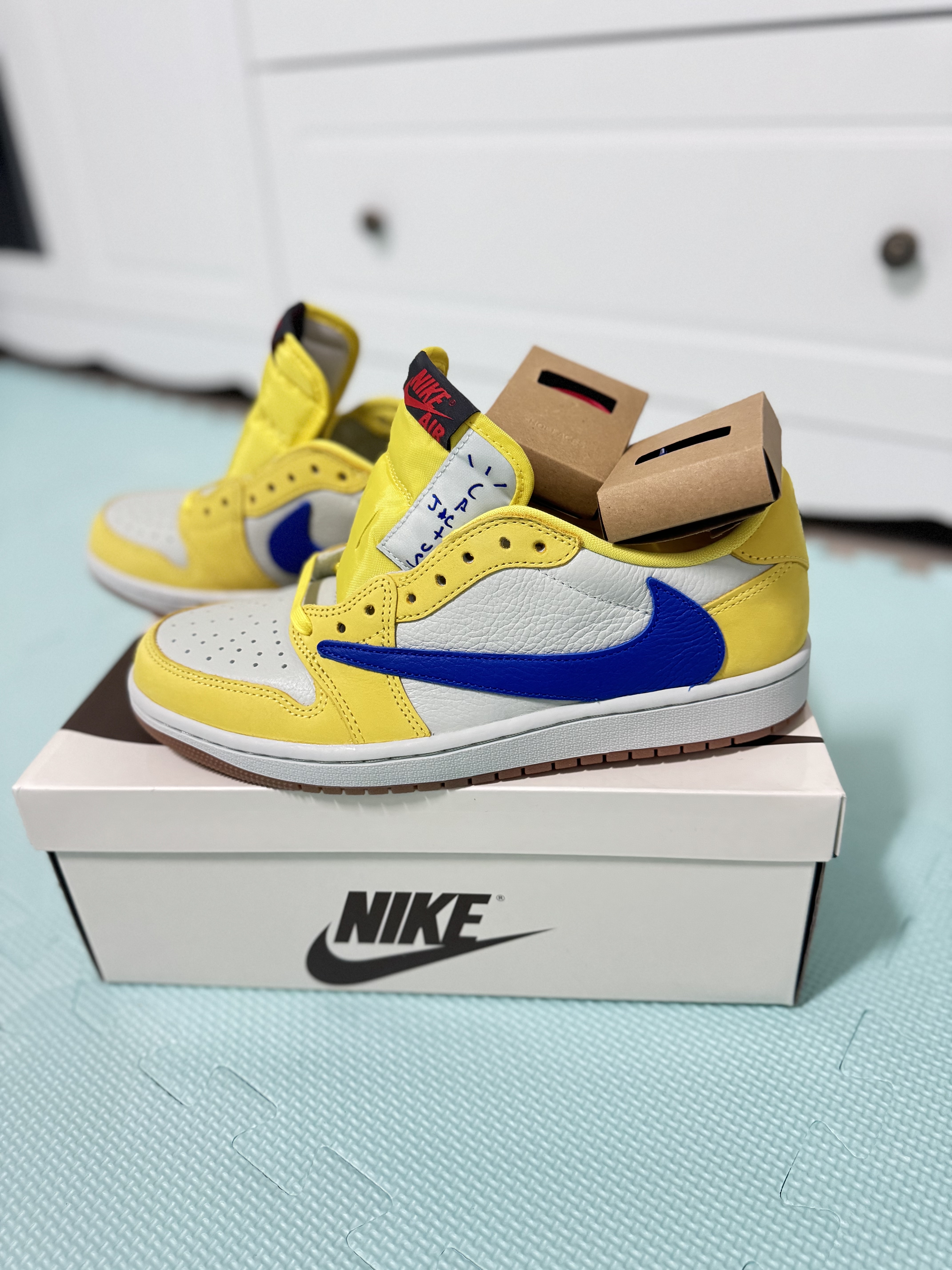 (W) Jordan 1 x Travis Scott Retro Low OG SP Canary, Stussy Kittens T-Shirt White 착용 스타일 - 3