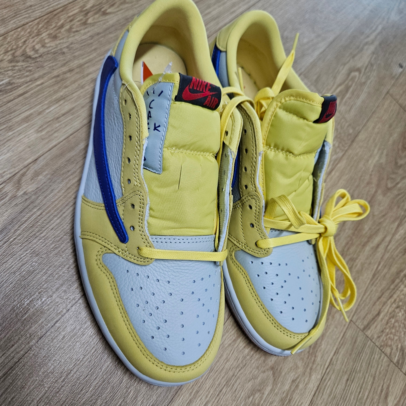(W) Jordan 1 x Travis Scott Retro Low OG SP Canary 착용 스타일