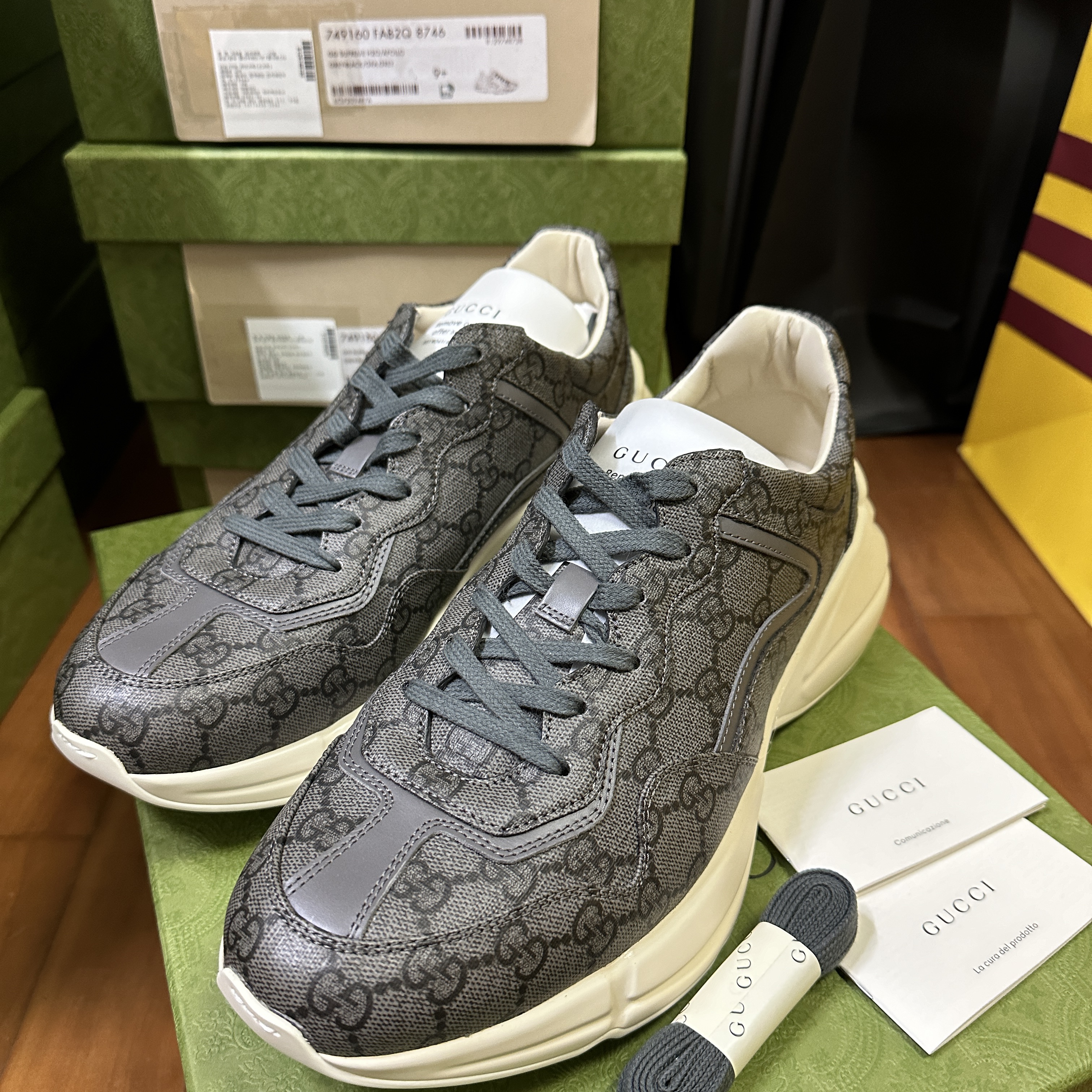 Gucci Rhyton Sneaker Grey Black 착용 스타일 - 1