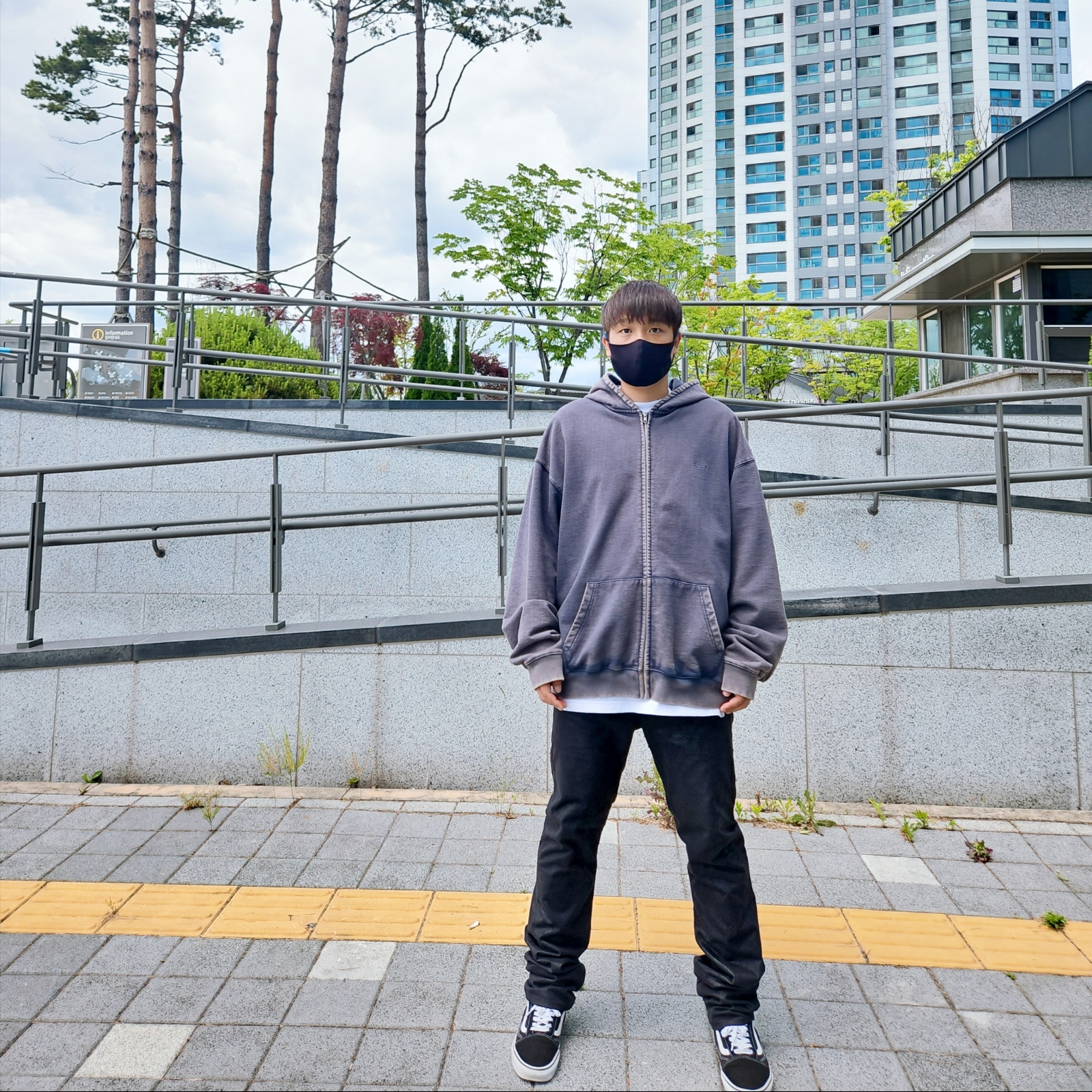 Farfromwhat Far Washed Small Logo Hoodie Zip-Up Navy 착용 스타일 - 1
