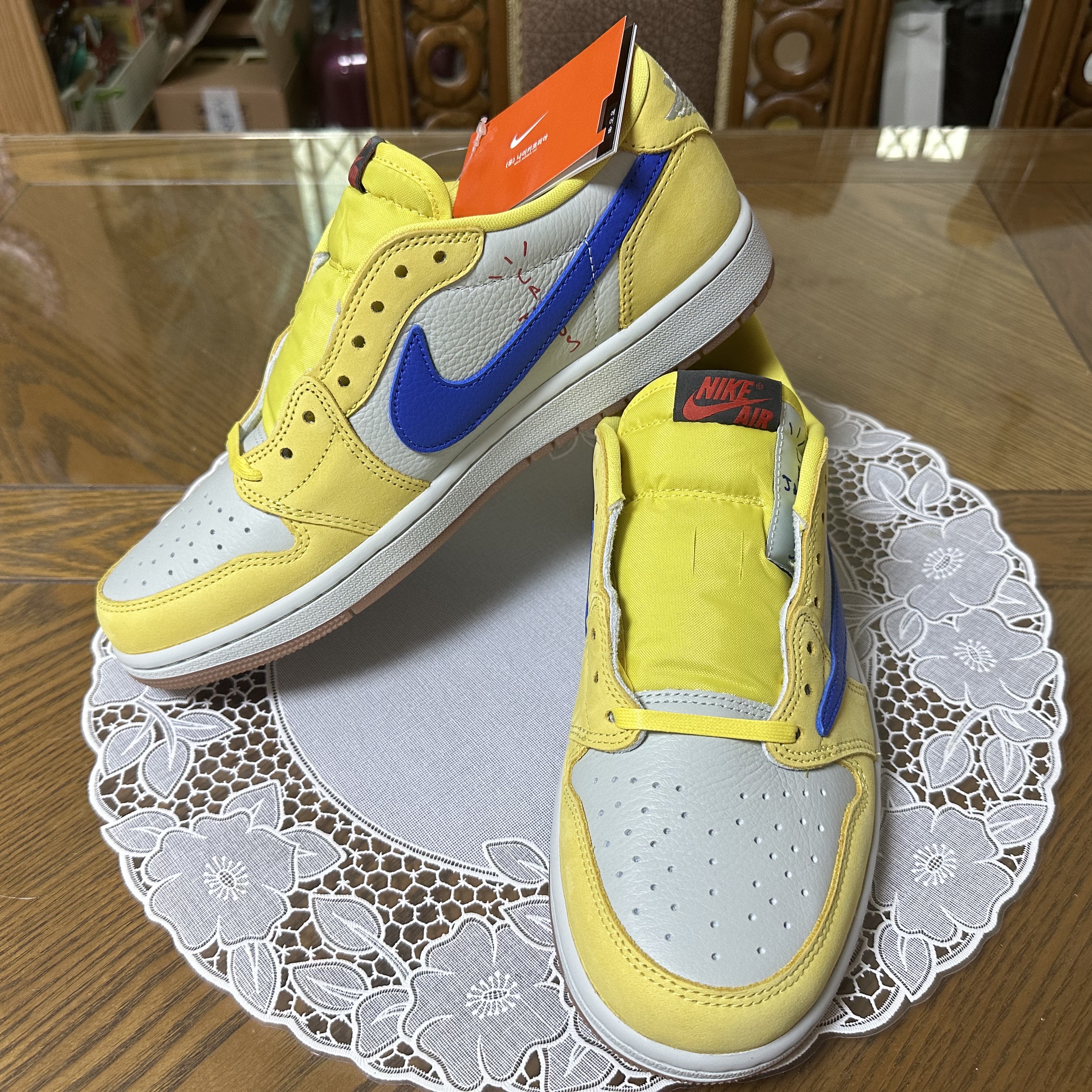 (W) Jordan 1 x Travis Scott Retro Low OG SP Canary 착용 스타일 - 4