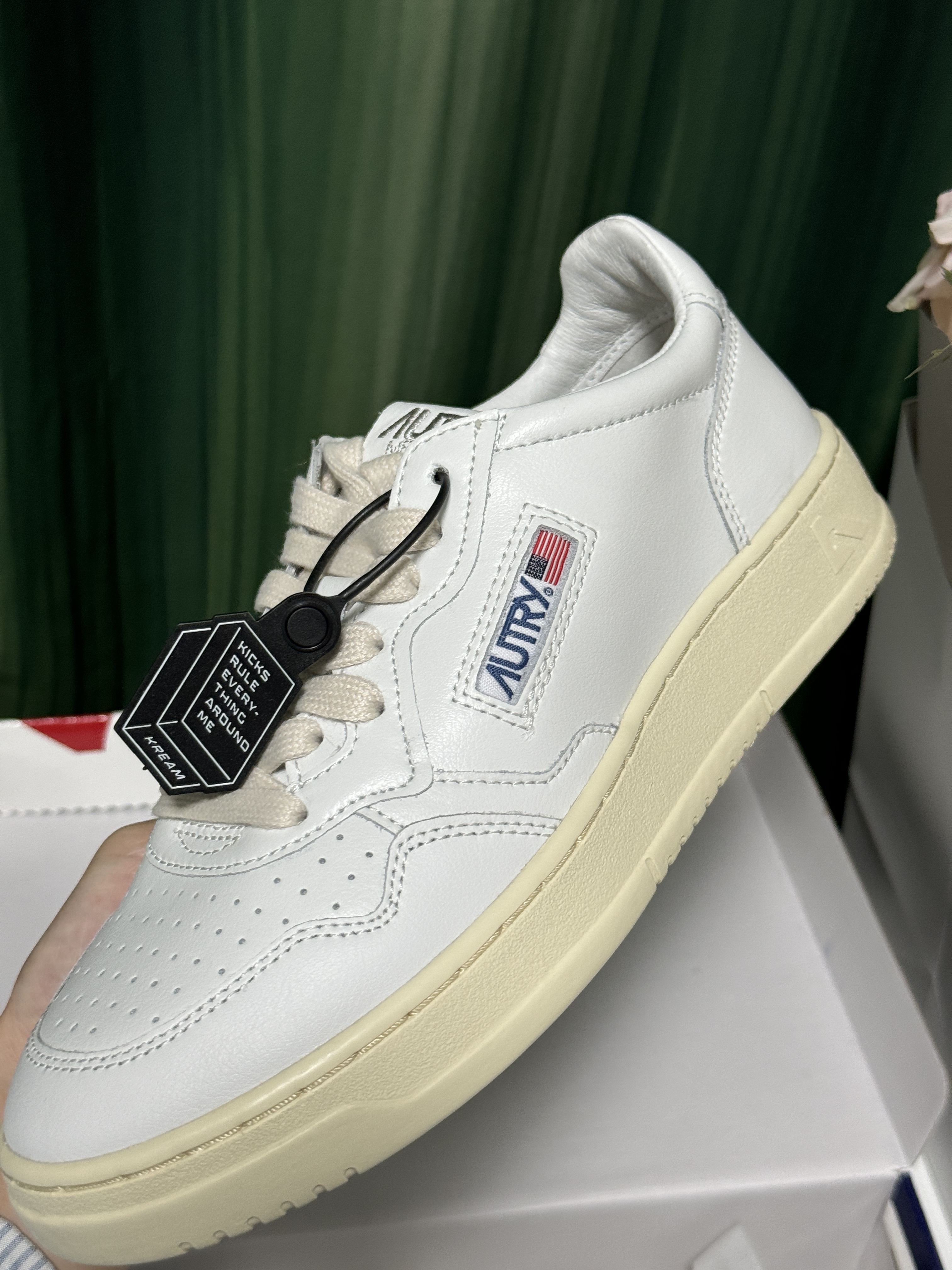 (W) Autry Medalist Low Leather Sneakers White 착용 스타일 - 4
