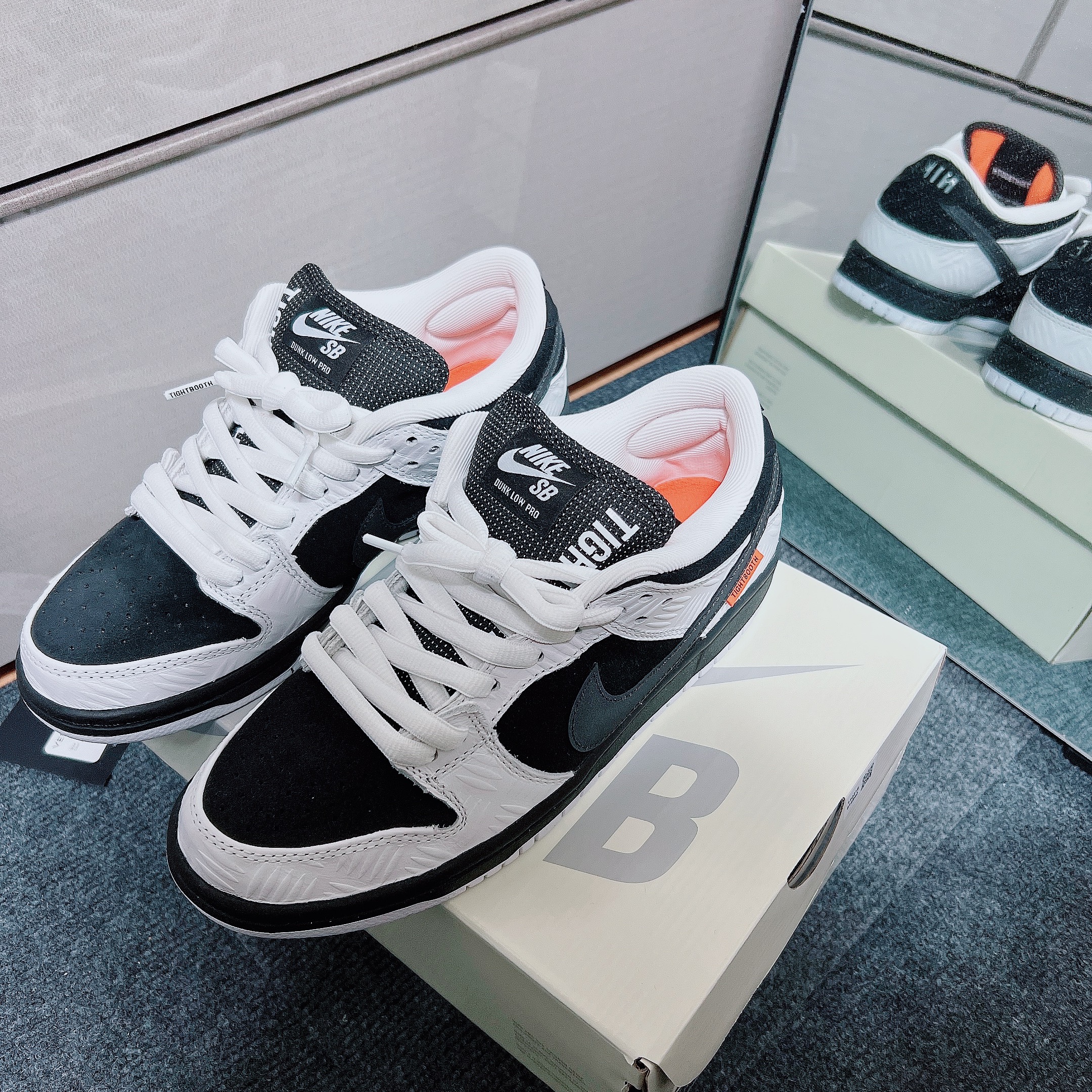 Nike x Tightbooth SB Dunk Low Pro Black and White 착용 스타일 - 10