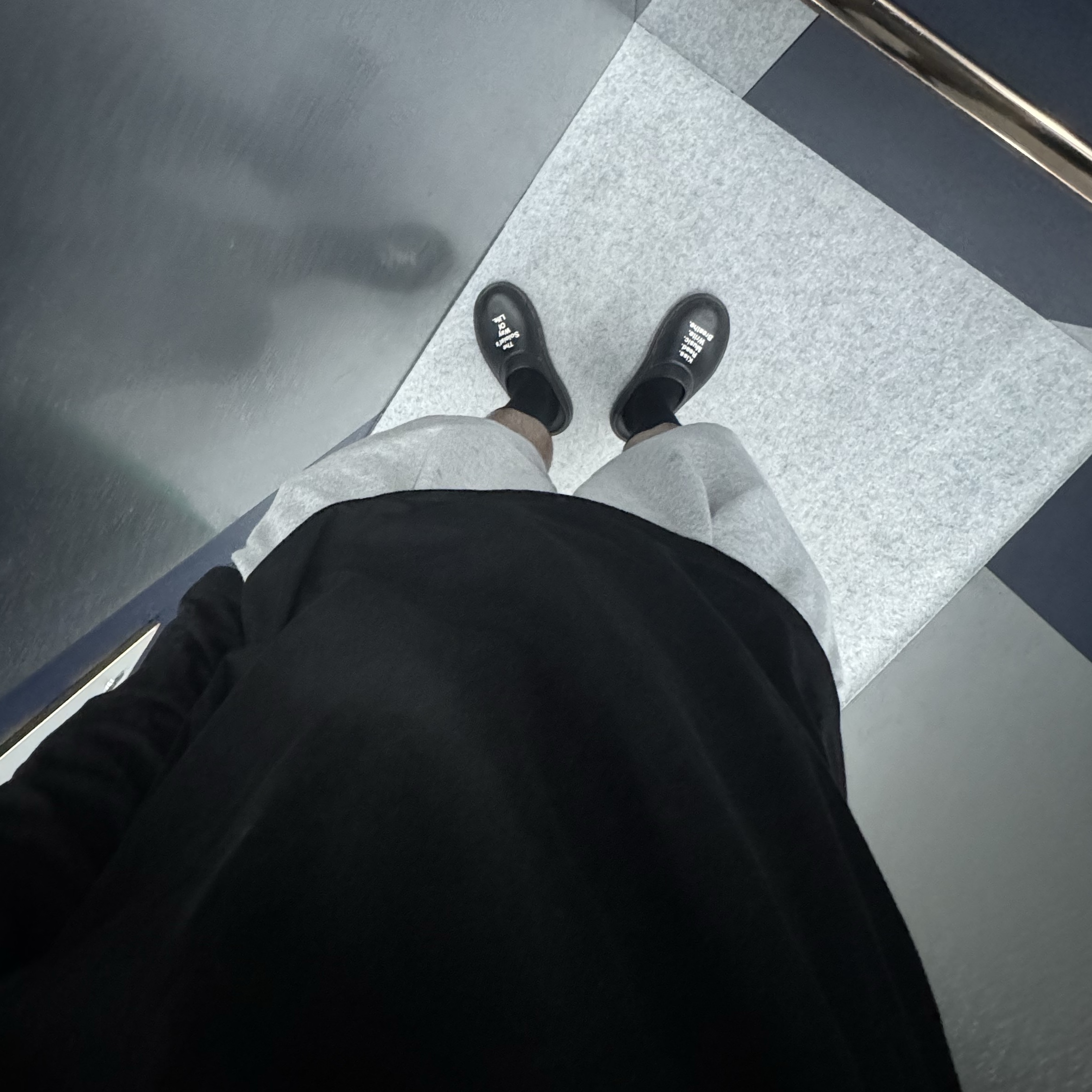 Oofos x Takahiromiyashita The Soloist The Soloist's Way Of Life Clog Black White 착용 스타일 - 2
