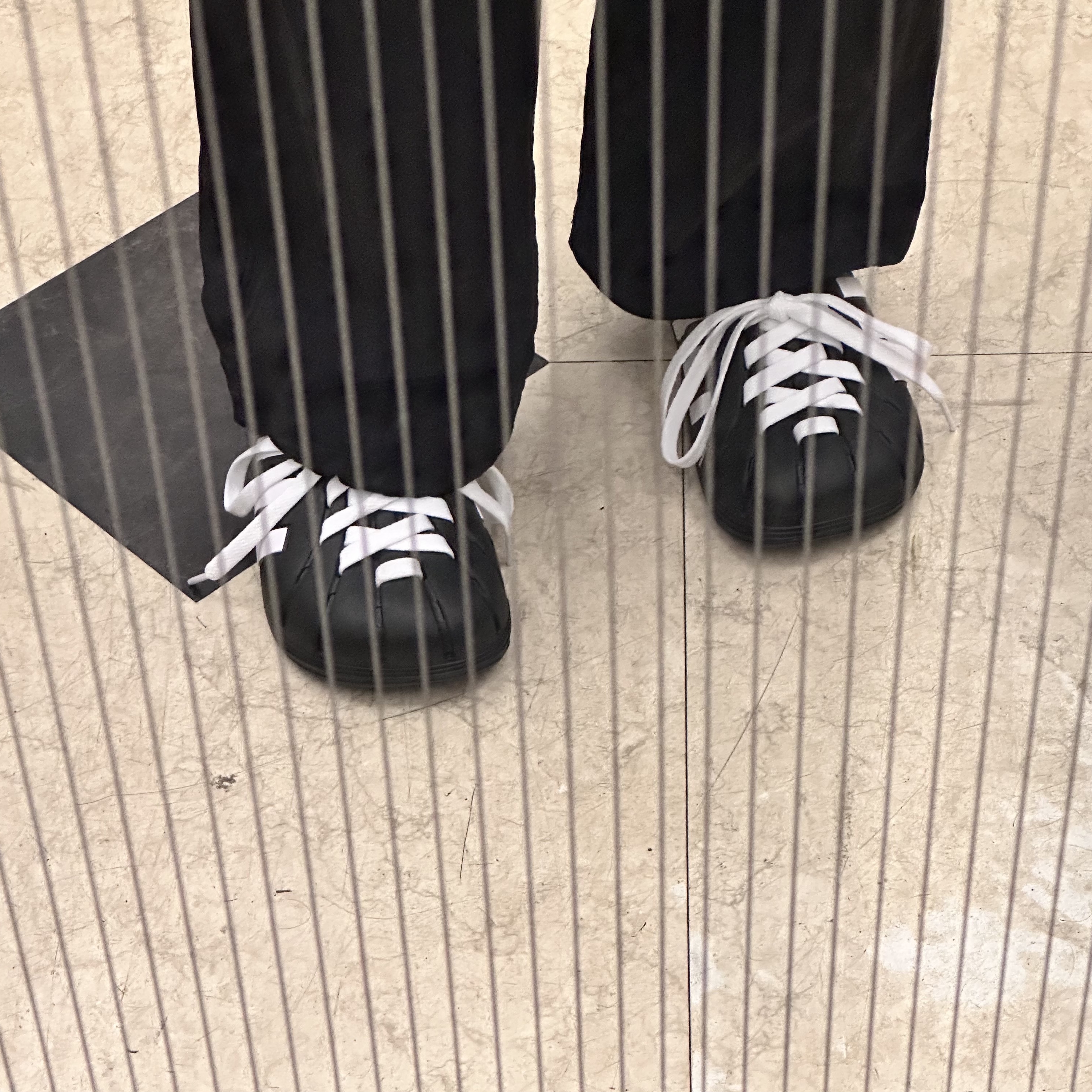 Adidas Adilette Clog Black White 착용 스타일 - 2