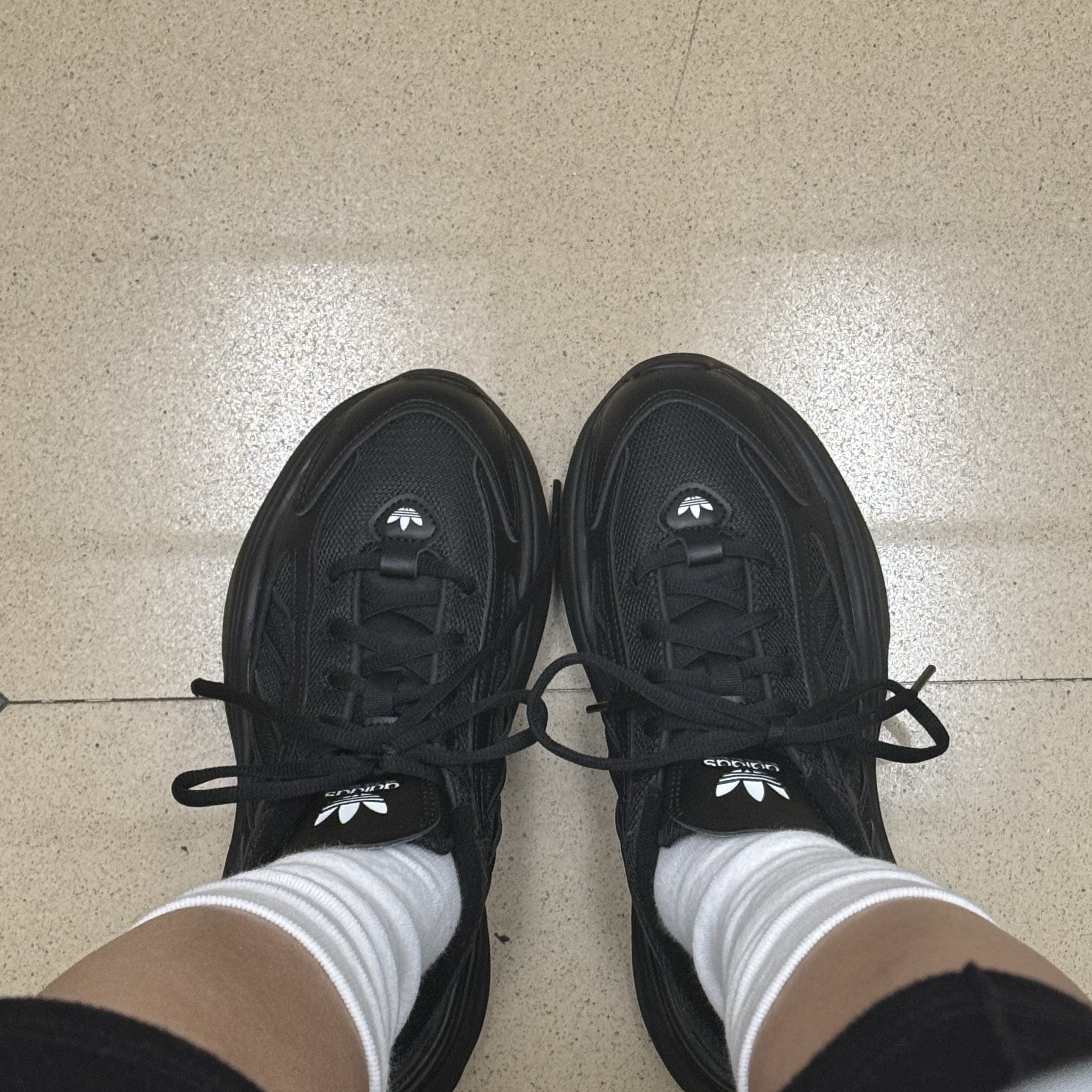 (W) Adidas Ozgaia Core Black 착용 스타일