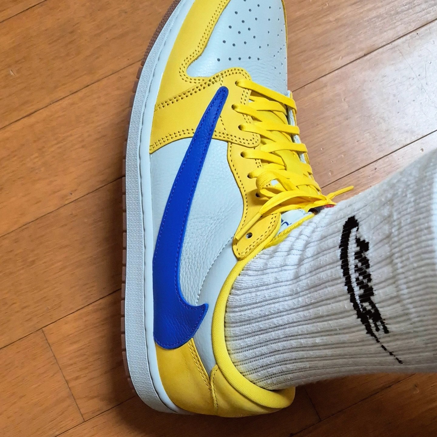 (W) Jordan 1 x Travis Scott Retro Low OG SP Canary 착용 스타일 - 2