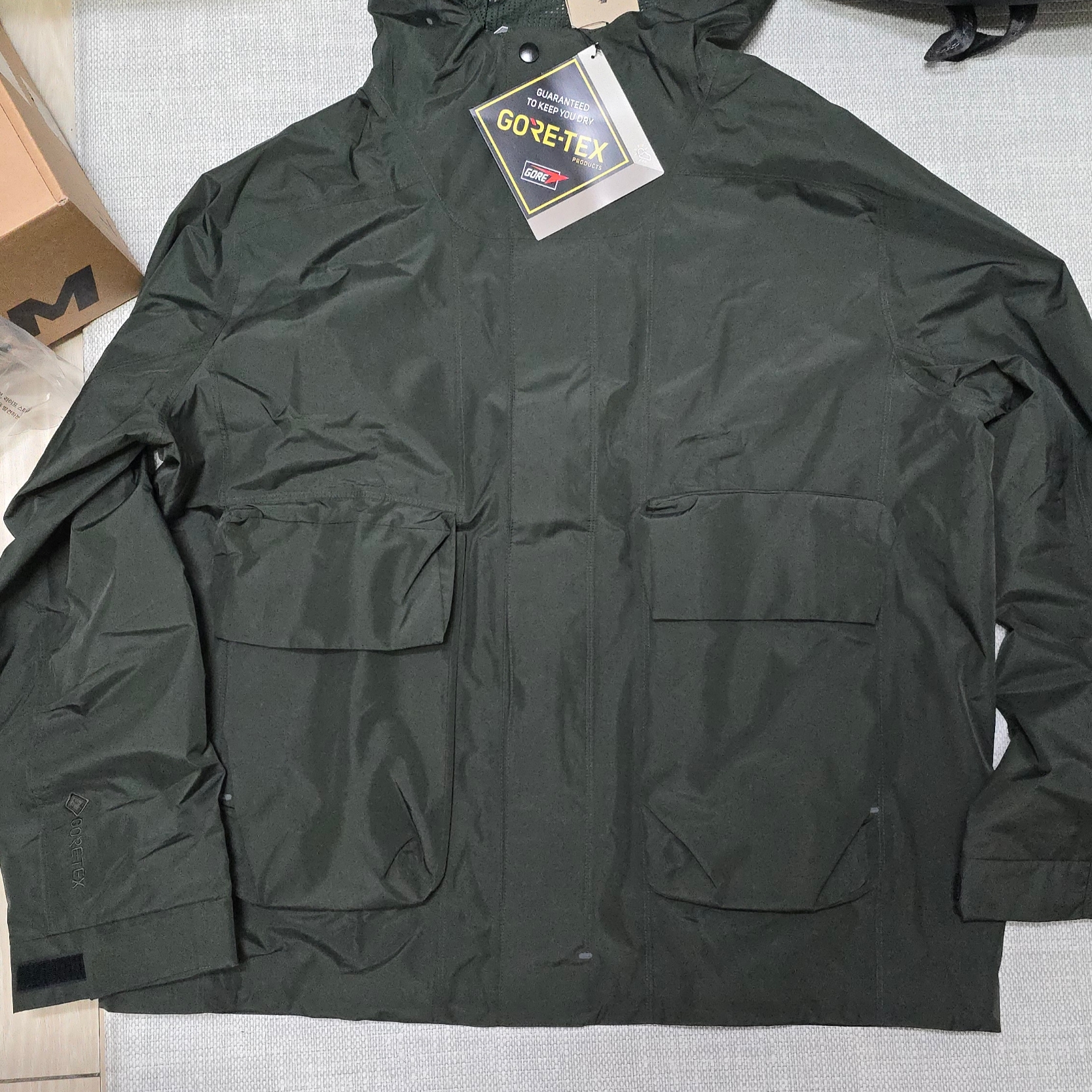 Nike NSW Storm-FIT ADV Tech Pack Gore-Tex Hooded Jacket Sequoia - Asia 착용 스타일 - 1