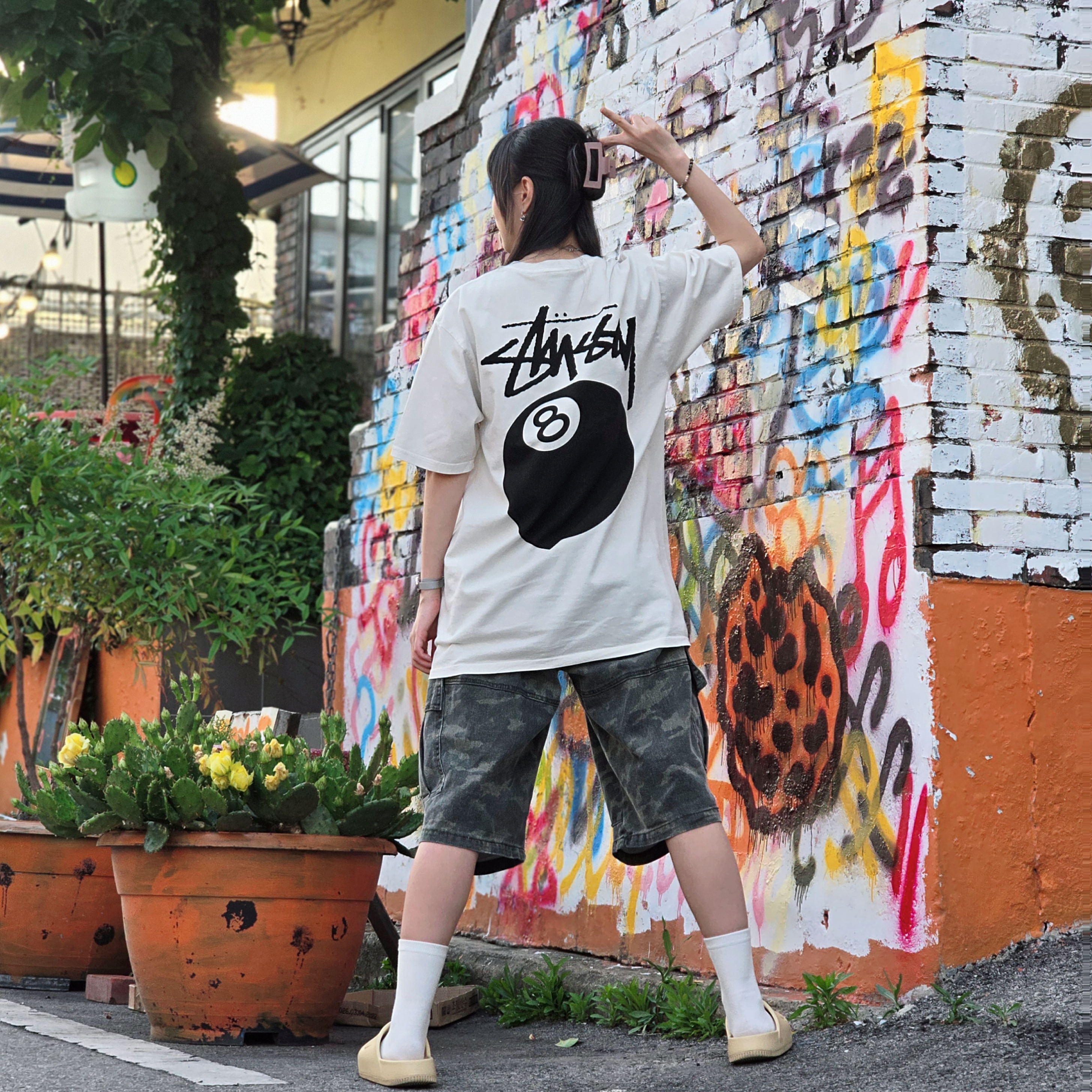Stussy 8 Ball Pigment Dyed T-Shirt Natural, Nike Calm Slide Sesame 착용 스타일 - 2