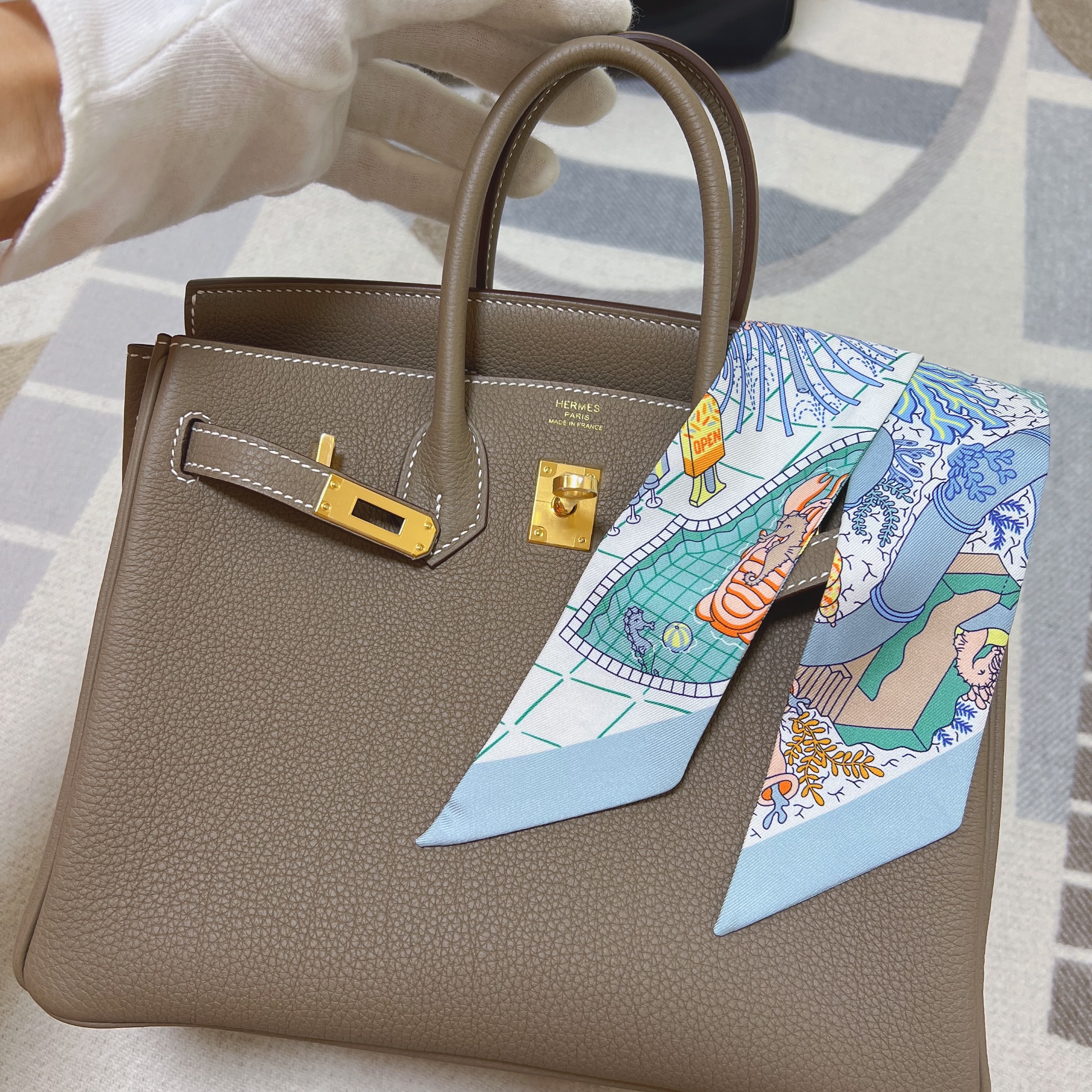 (W) Hermes Splash Park Twilly Vert De Gris Jaune Bleu 착용 스타일 - 1