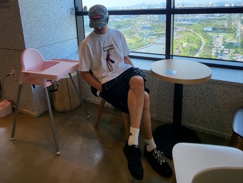 Jordan 1 x Travis Scott Retro High OG SP Mocha, Supreme x Burberry Box Logo T-Shirt Black - 22SS 착용 스타일 - 4