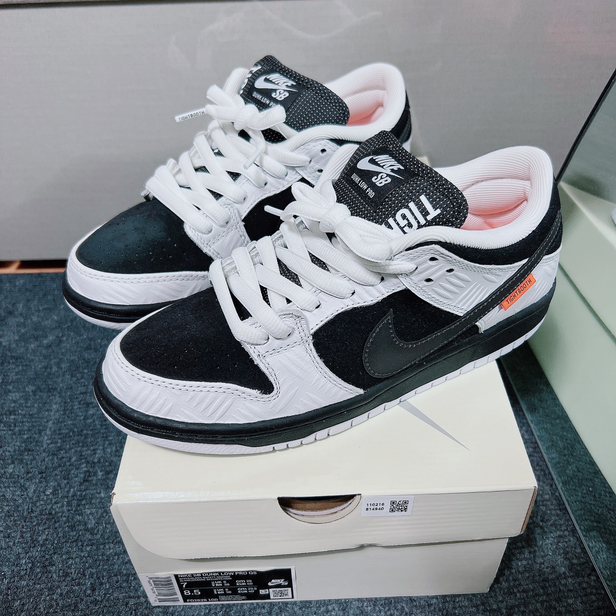 Nike x Tightbooth SB Dunk Low Pro Black and White 착용 스타일 - 5