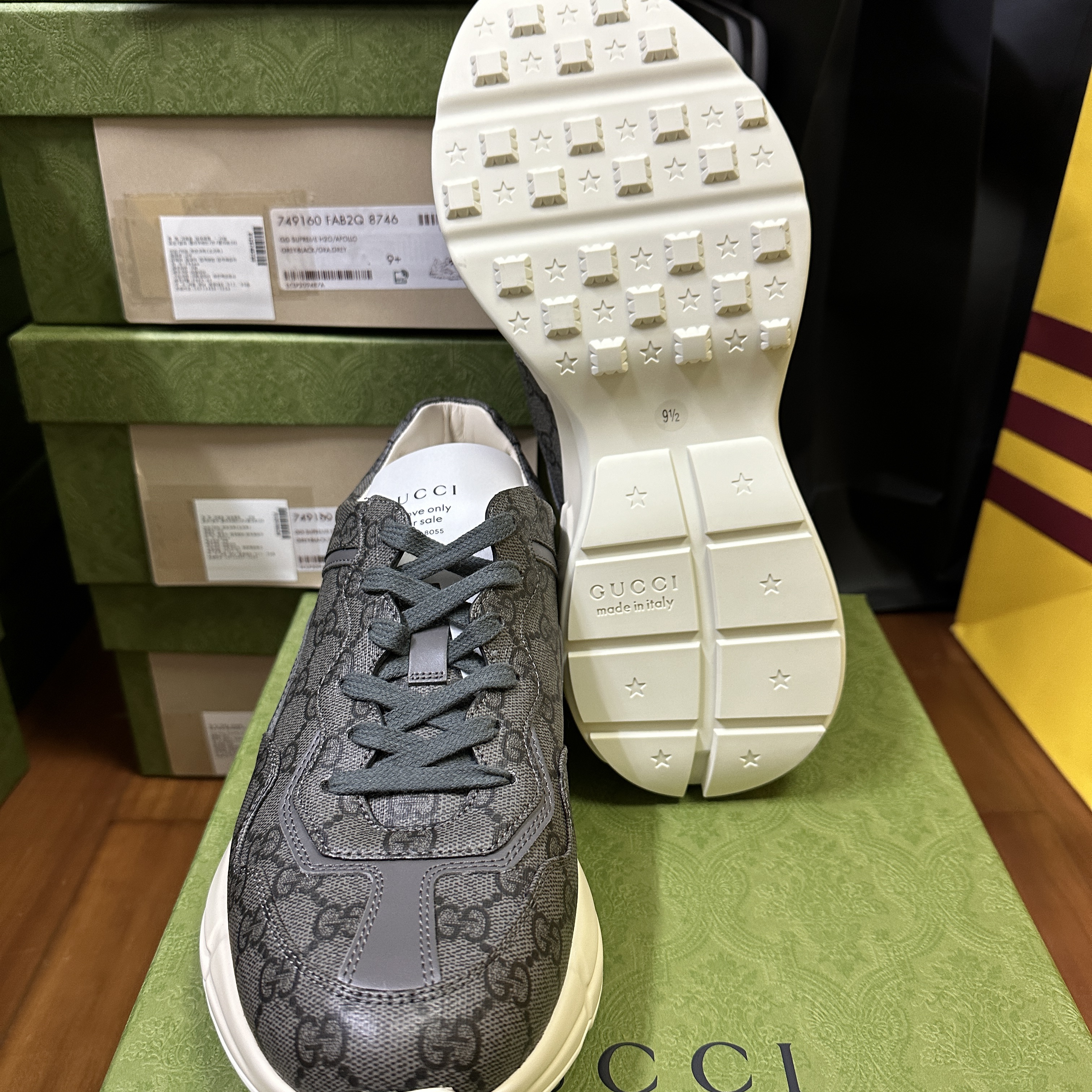 Gucci Rhyton Sneaker Grey Black 착용 스타일 - 4