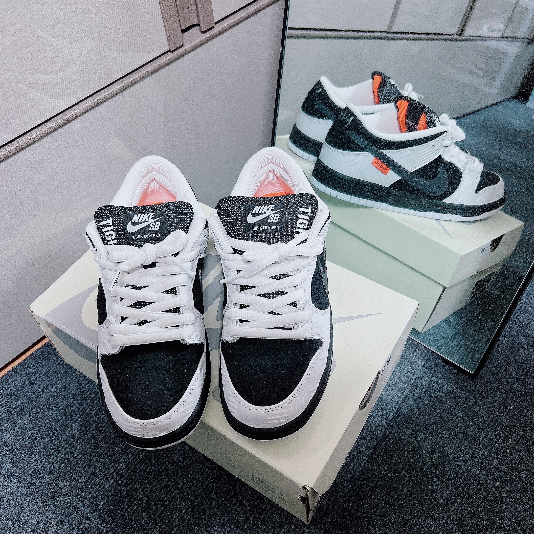 Nike x Tightbooth SB Dunk Low Pro Black and White 착용 스타일 - 7